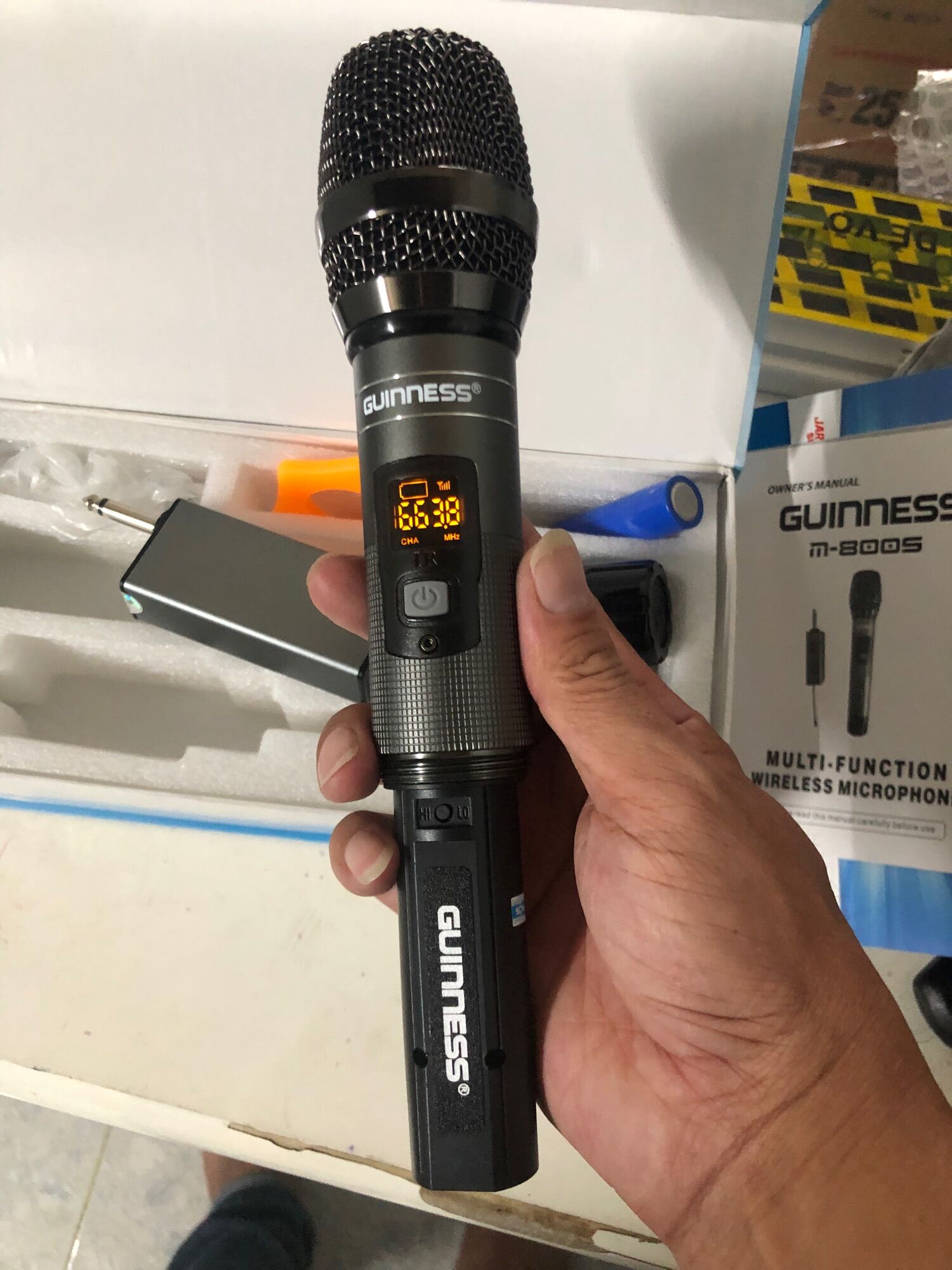 Micro Karaoke Đa Năng Chính Hãng GUINNESS M810D (Mic UHF dò tần số dể dàng, bắt sóng xa, hát nhẹ, tiếng sáng và ấm, khả năng chống hú rất tốt)