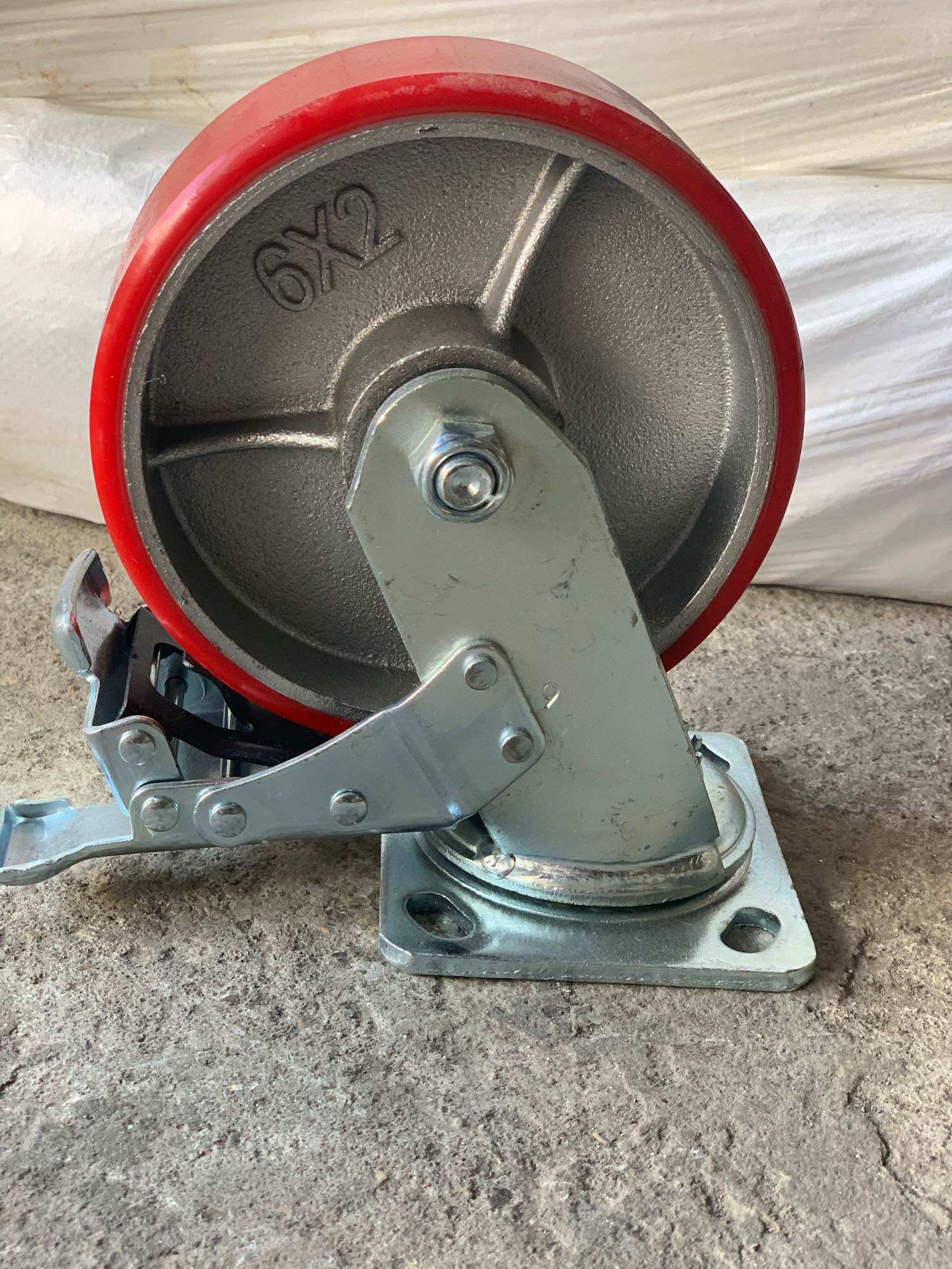 Bánh xe gang pu chịu tải phi 200