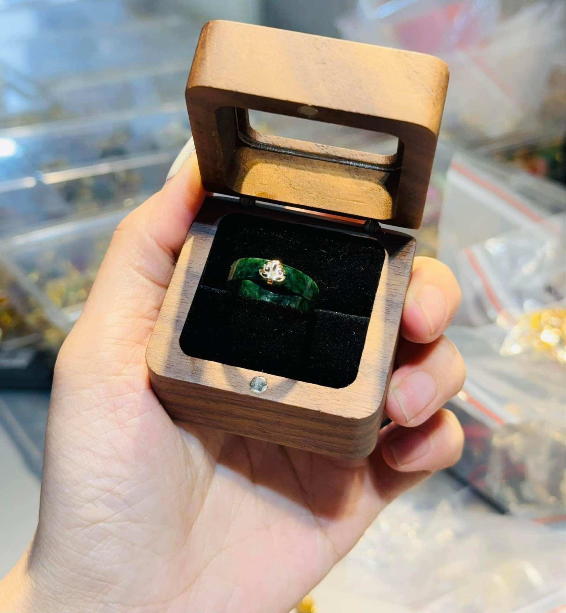 Nhẫn ngọc bọc sen vàng tây 10k