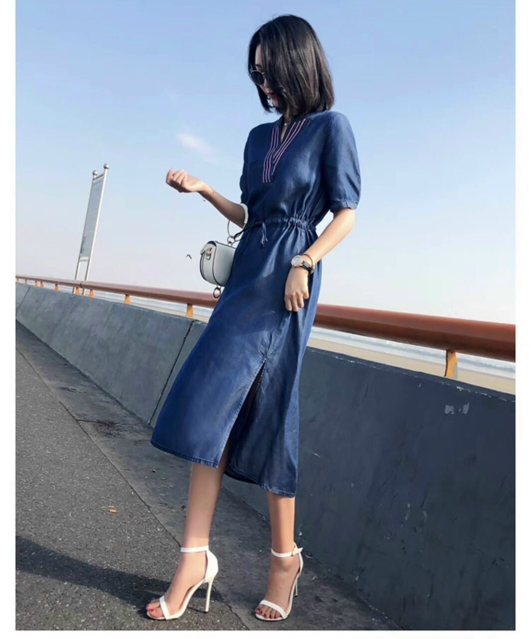 ĐẦM XOÈ DENIM CỔ PHỐI VIỀN EO DÂY RÚT