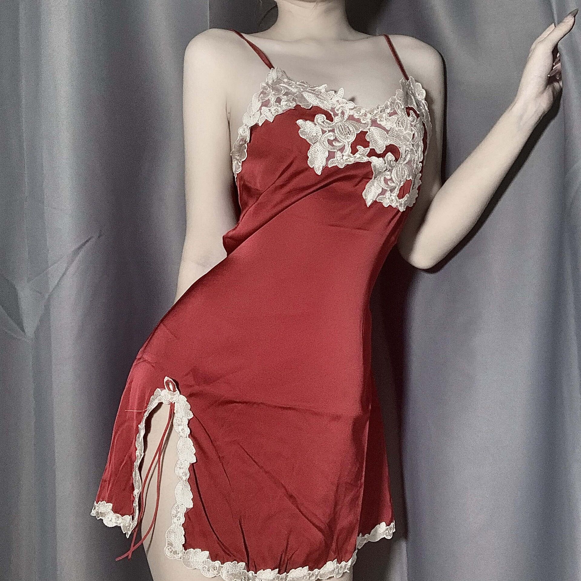 Váy ngủ lụa trơn xẻ đùi hoa nổi sexy VN250