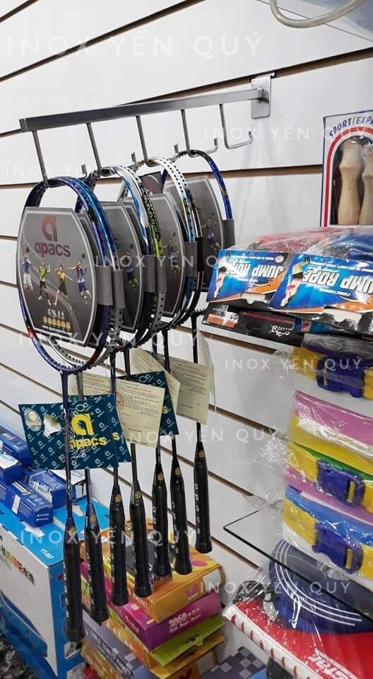 Thanh treo - móc treo trưng bày vợt cầu lông và vợt tennis ; trưng bày nồi và chảo yon