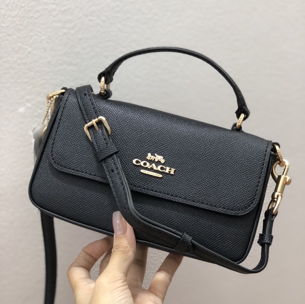Túi C0ach Mini Josie Top Handle cuốn hút