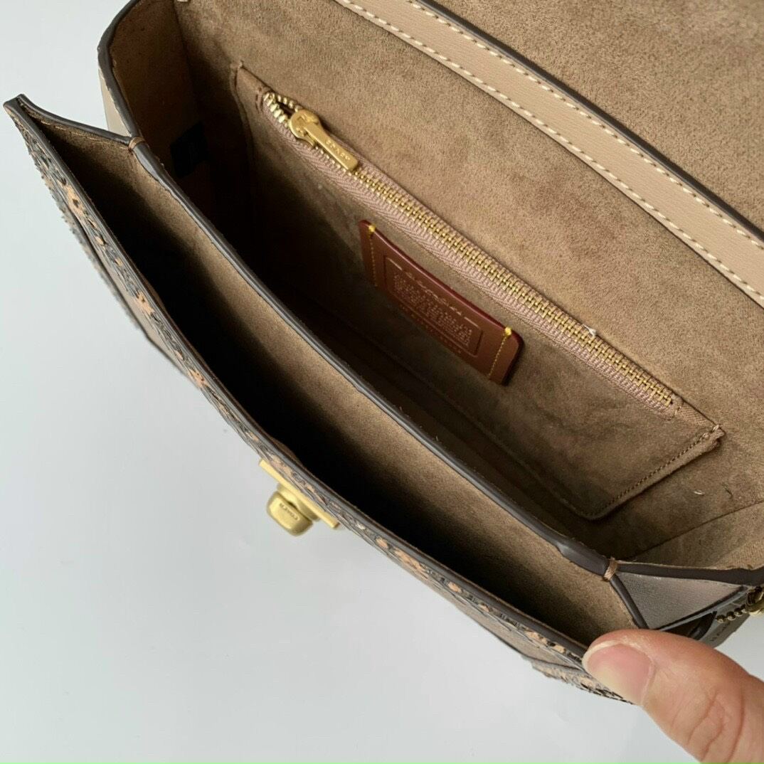 Túi C🅾️ACH HUTTON SHOULDER BAG siêu sang chảnh