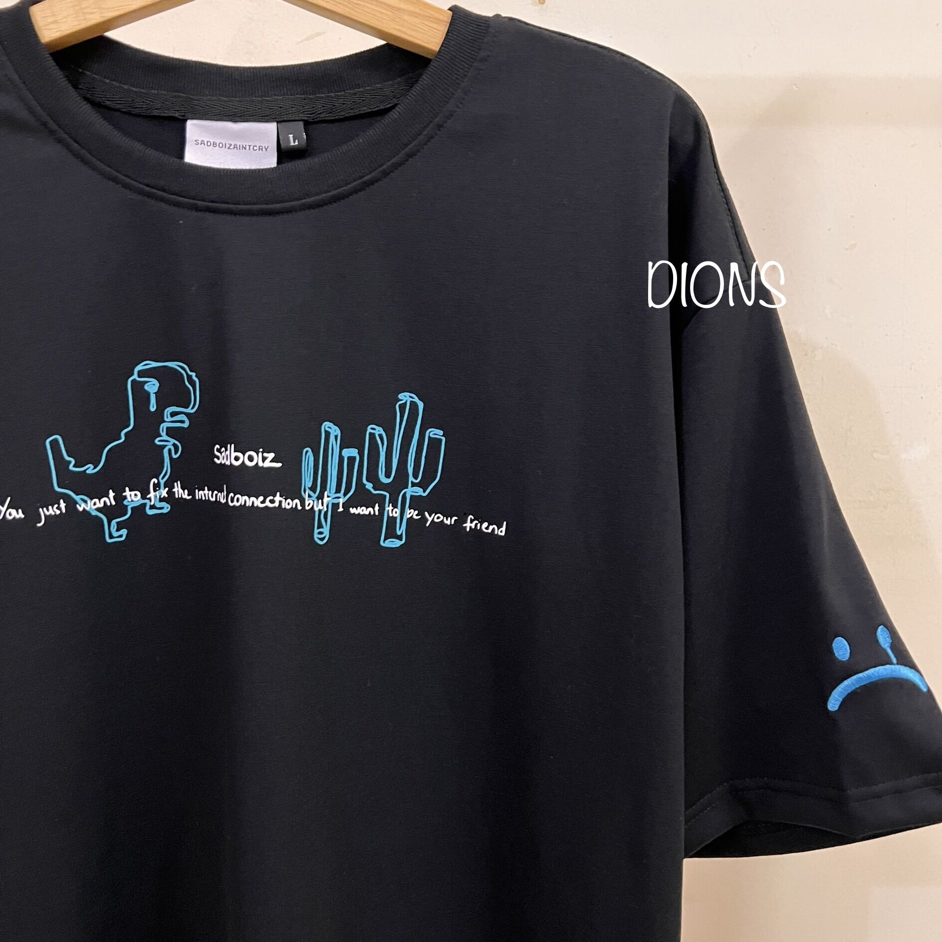 FULL TAG HÃNG Áo thun SAD BOIZ SADDINO khủng long logo thêu sau lưng in chữ nổi nam nữ KÈM ẢNH THẬT VÀ VIDEO SẢN PHẨM áo sadboiz SADDINO sadboyz