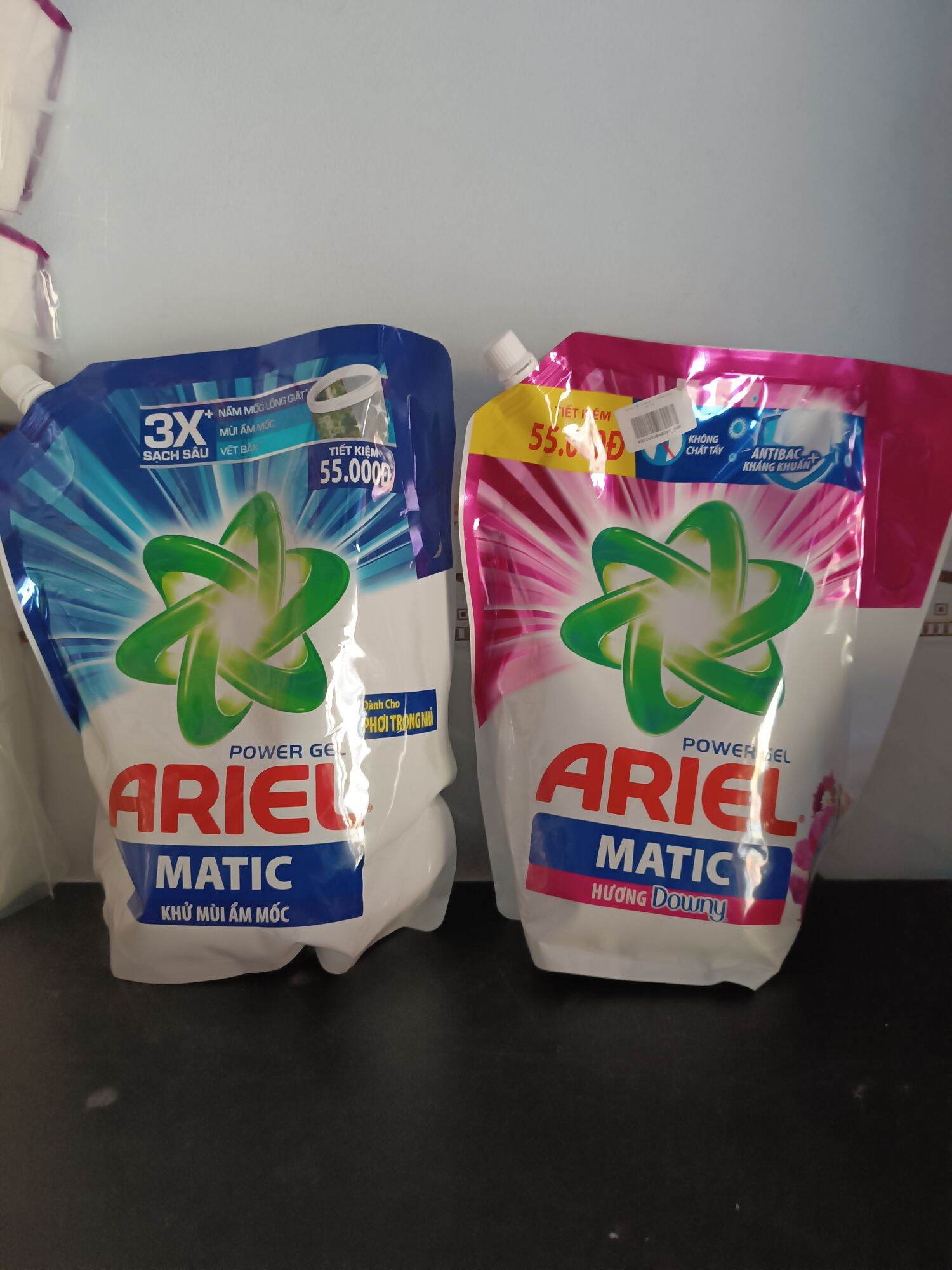 Nước giặt Ariel hương Dơwny (Hồng) và khử mùi ẩm mốc (xanh)2kg