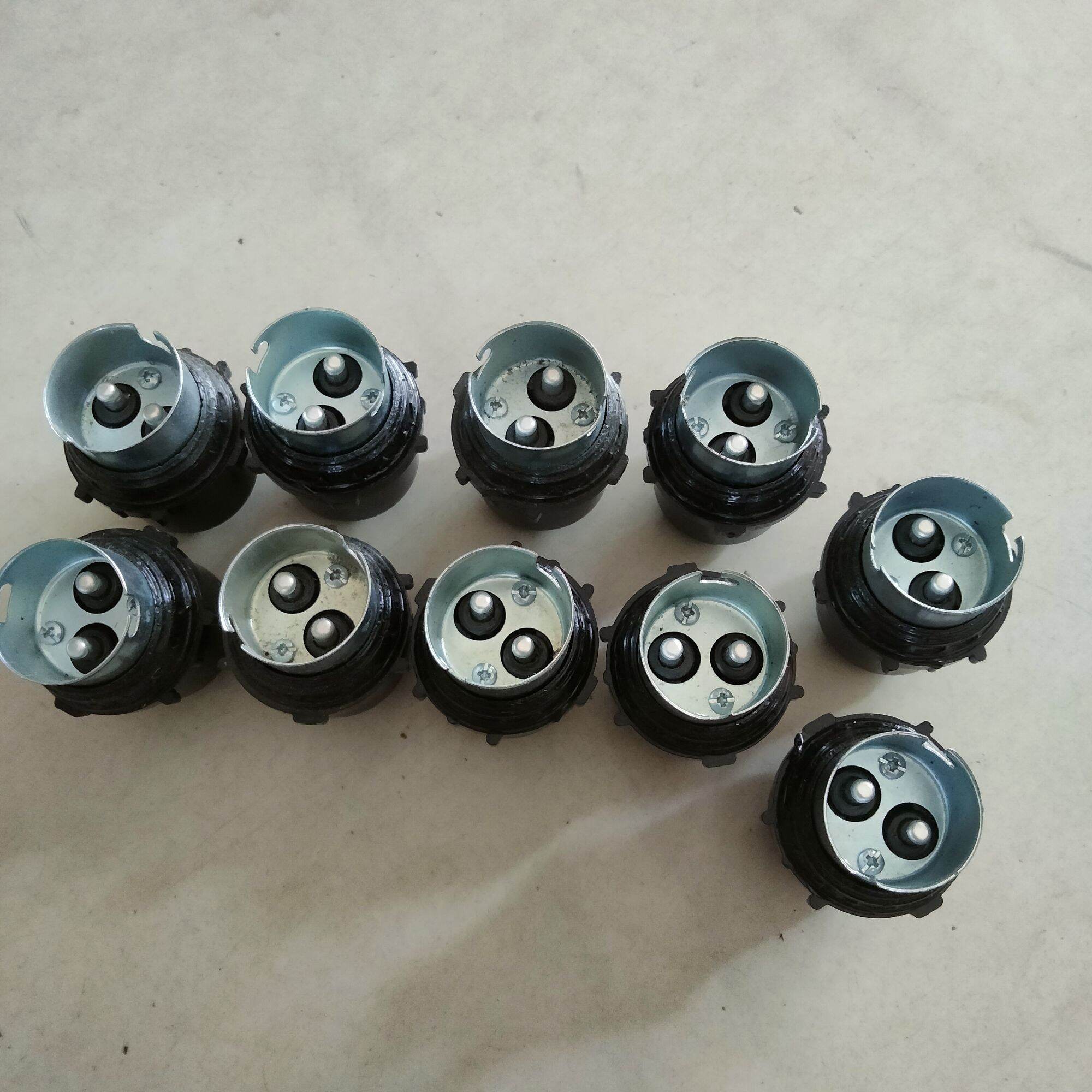 đuôi đèn gài có công suất 100 w sử dụng nguồn điện 220v  ,10 cái 30.000ngan đồng