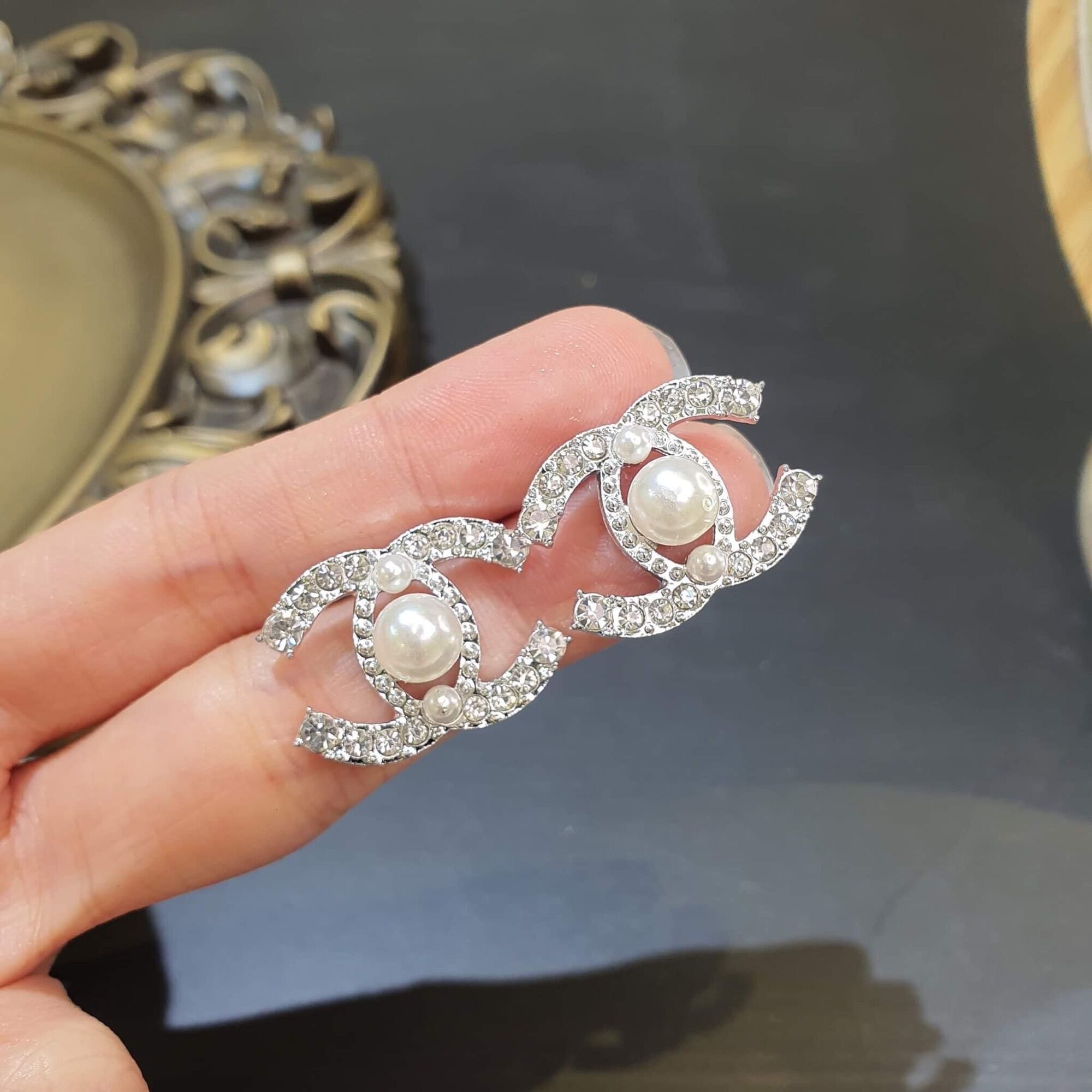 Bông tai trân châu Chanel Đuôi 925 Cao Cấp - Không Phai Màu Không đen