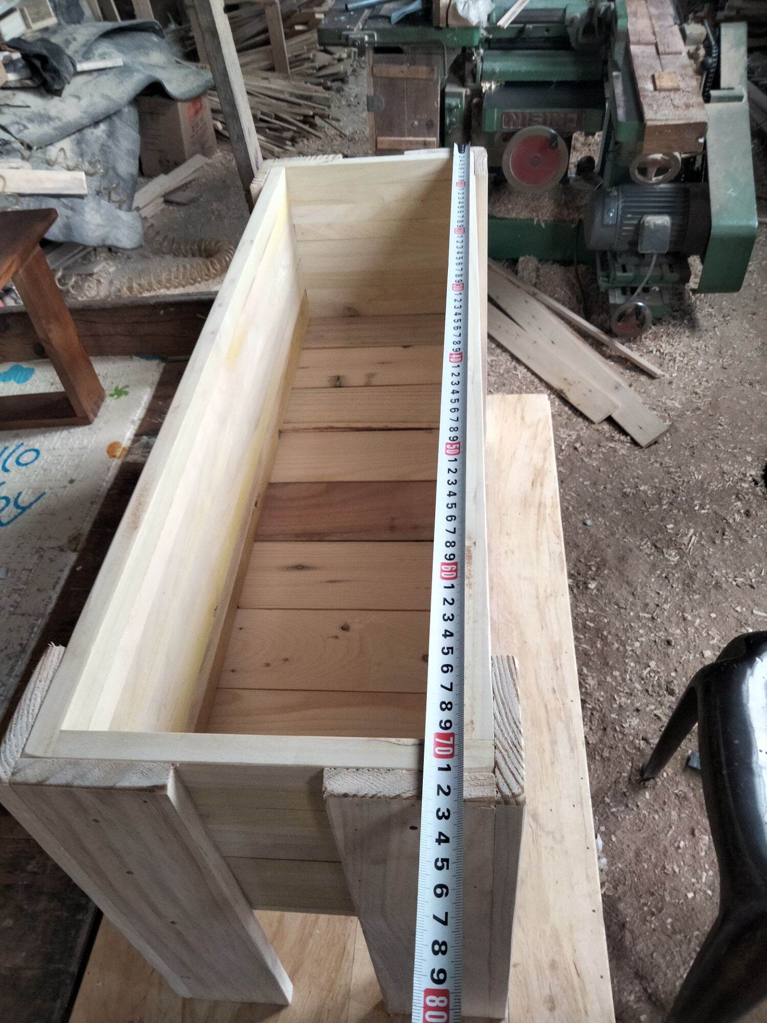 Chậu gỗ dài 70cm rộng 15cm cao 15cm chân đế 20cm.