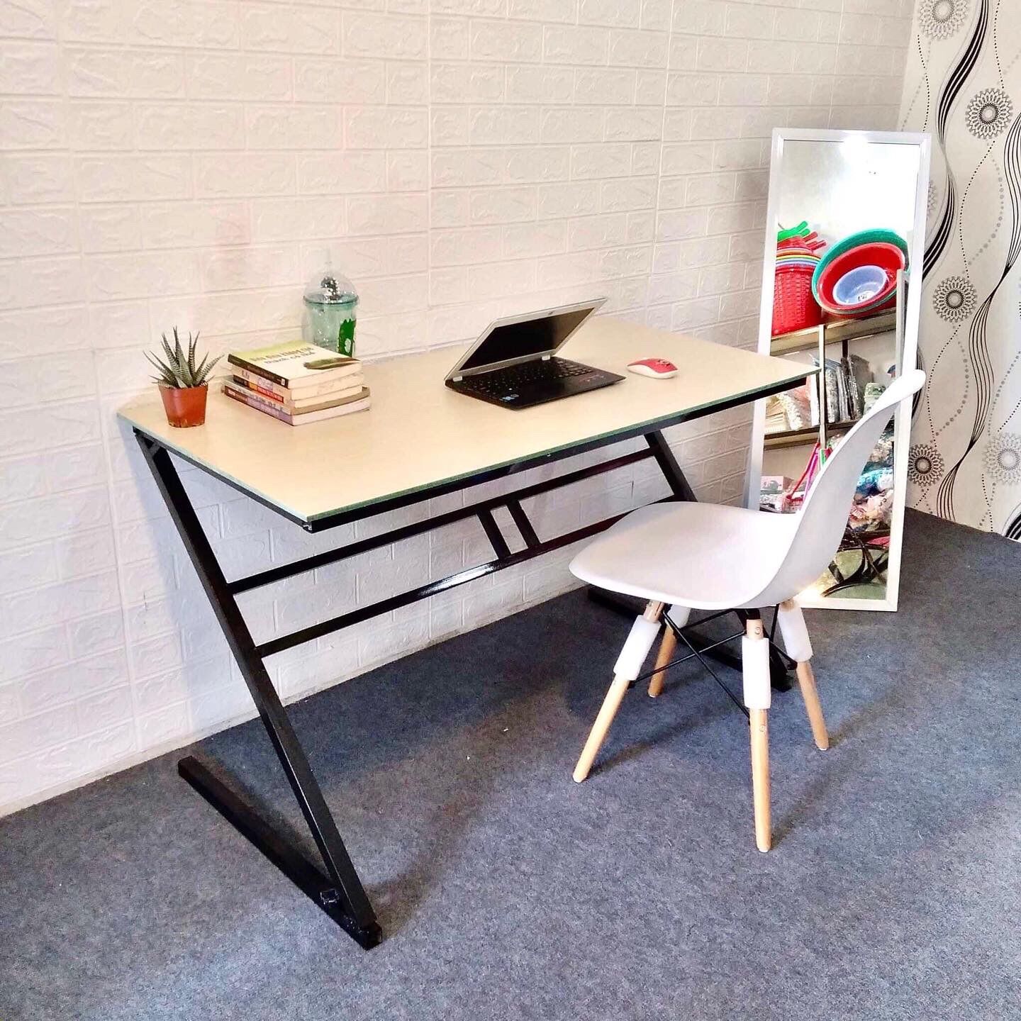 Bàn làm việc và học tập chân sắt chữ z