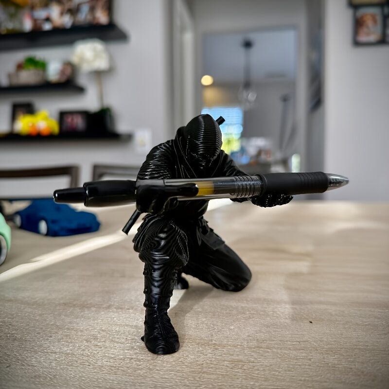 Giá Đỡ Bút Ninja In 3D Thời Trang Sáng Tạo Trang Trí Bàn Làm Việc Dành Cho Bút Bi Và Bút Máy