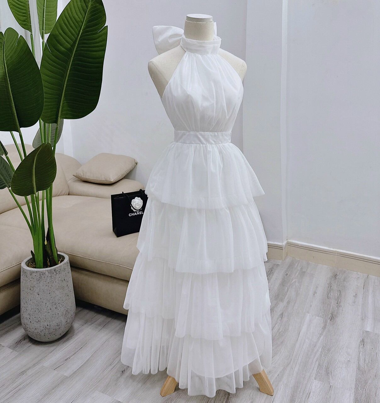 Đầm cổ yếm trắng xếp tầng nơ cổ