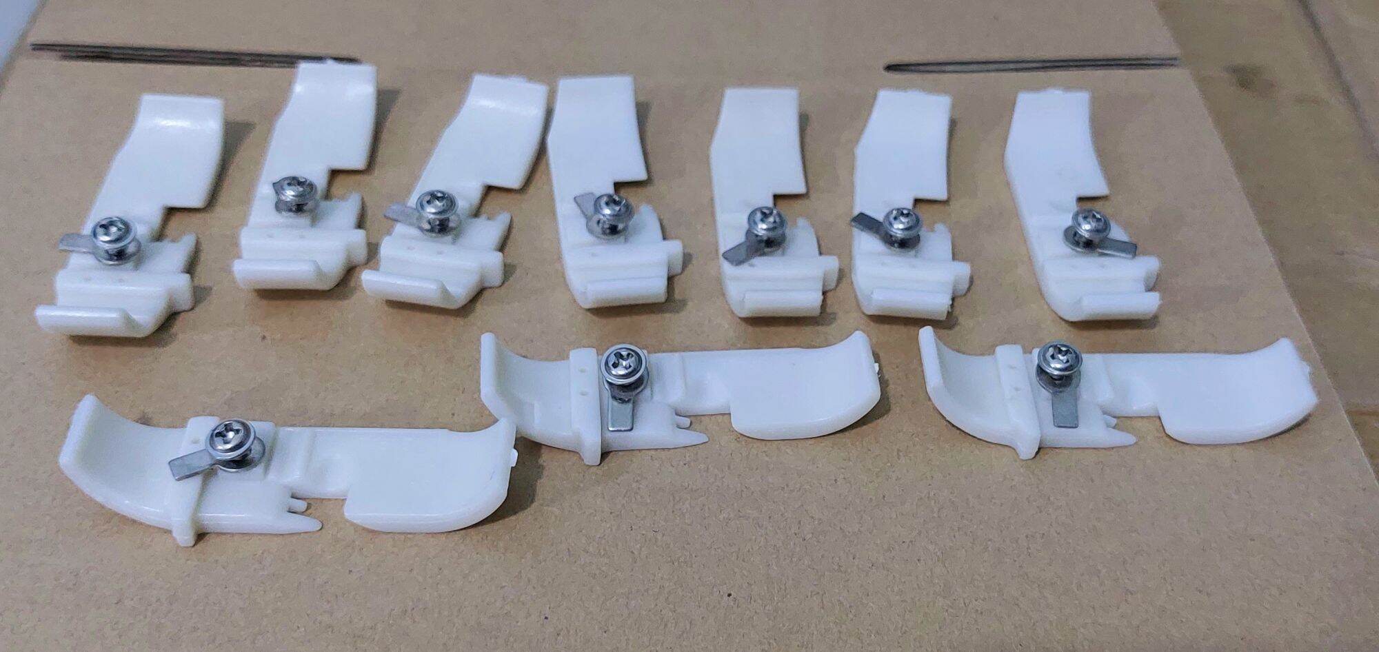 Đế chân vịt nhựa máy vắt sổ 4 sợi chỉ .
