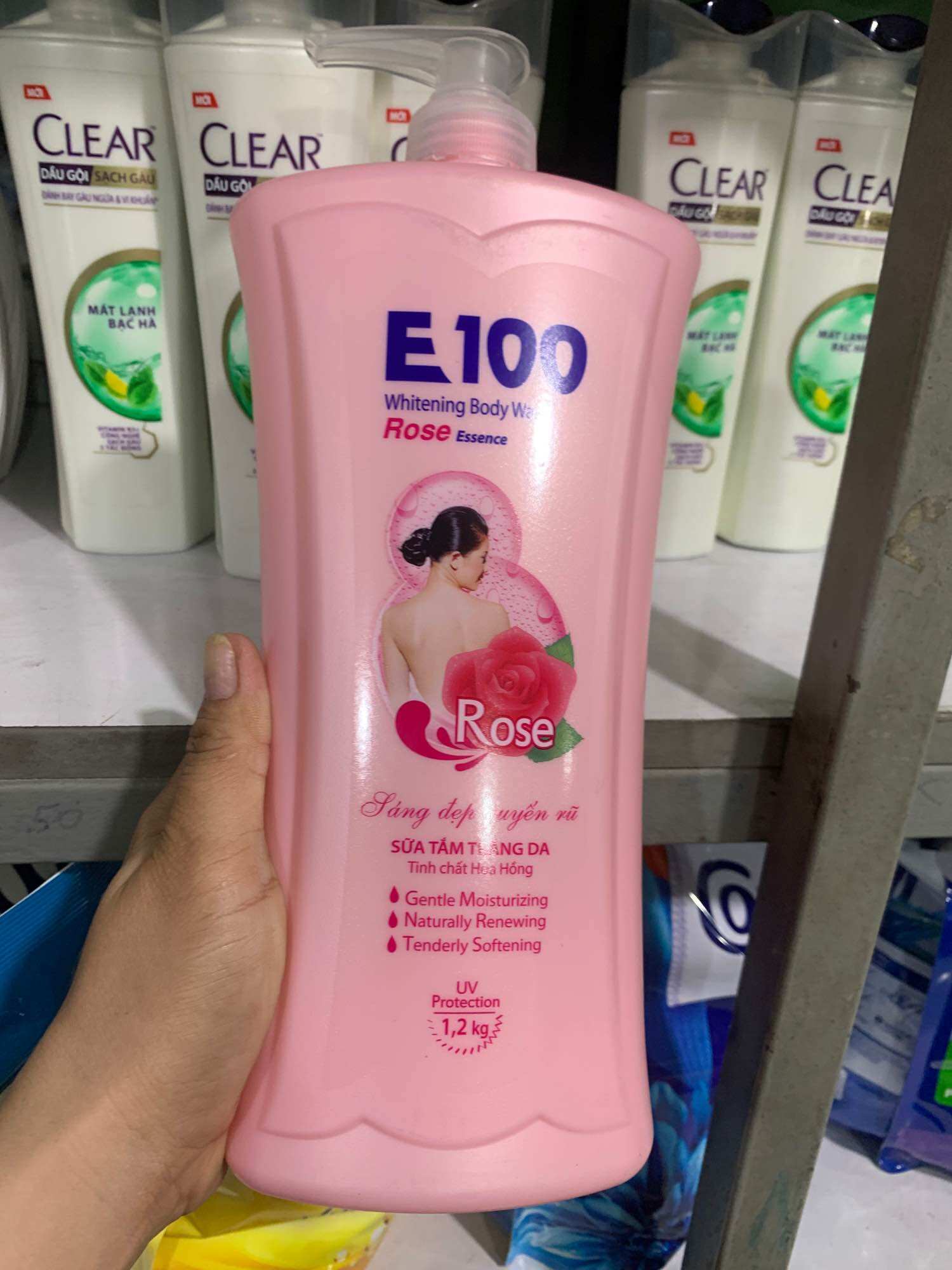 Sữa tắm trắng da tinh chất hoa Hồng E100 chai 1.2L