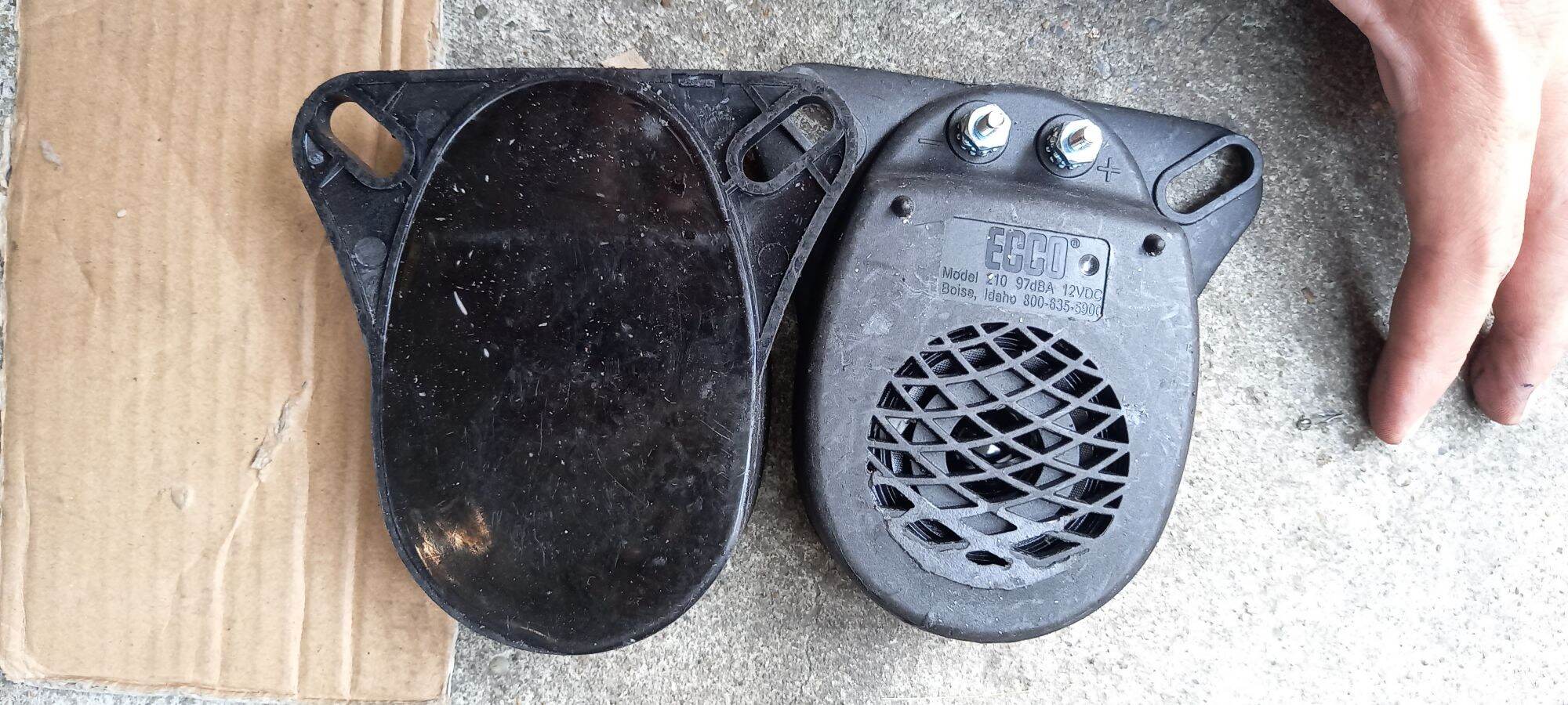 1 cái còi hụ 12v dc sài tốt.