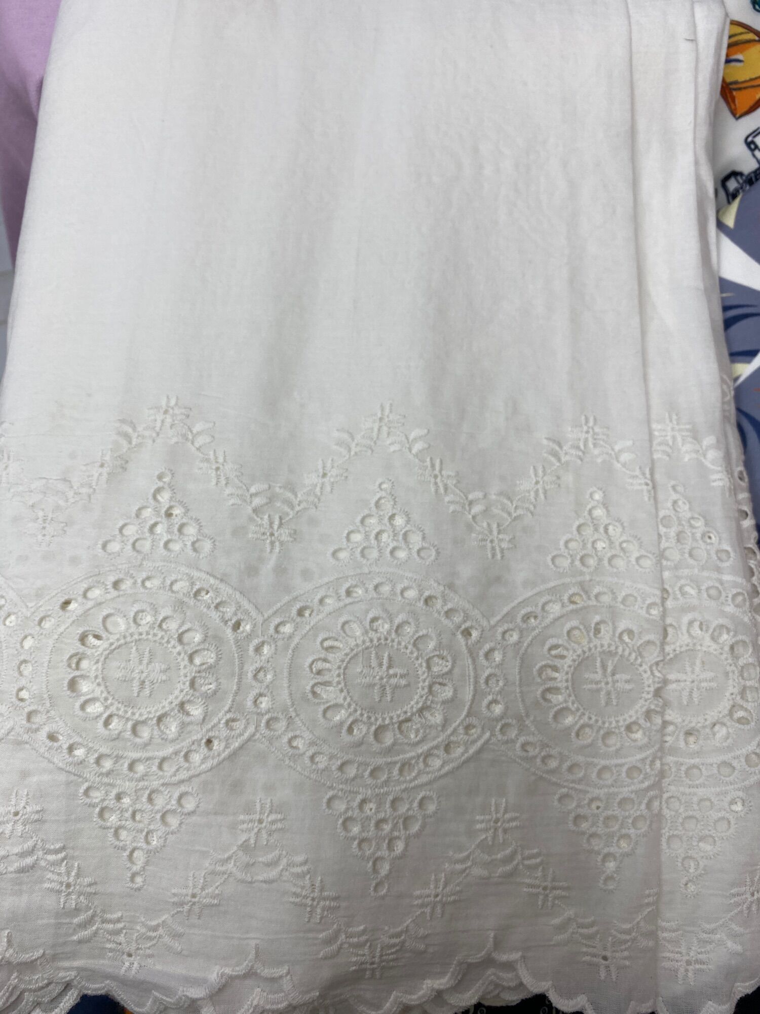 Vải kate thêu chân 2 đầu khổ 1.4m trắng may đầm áo nữ MS2983