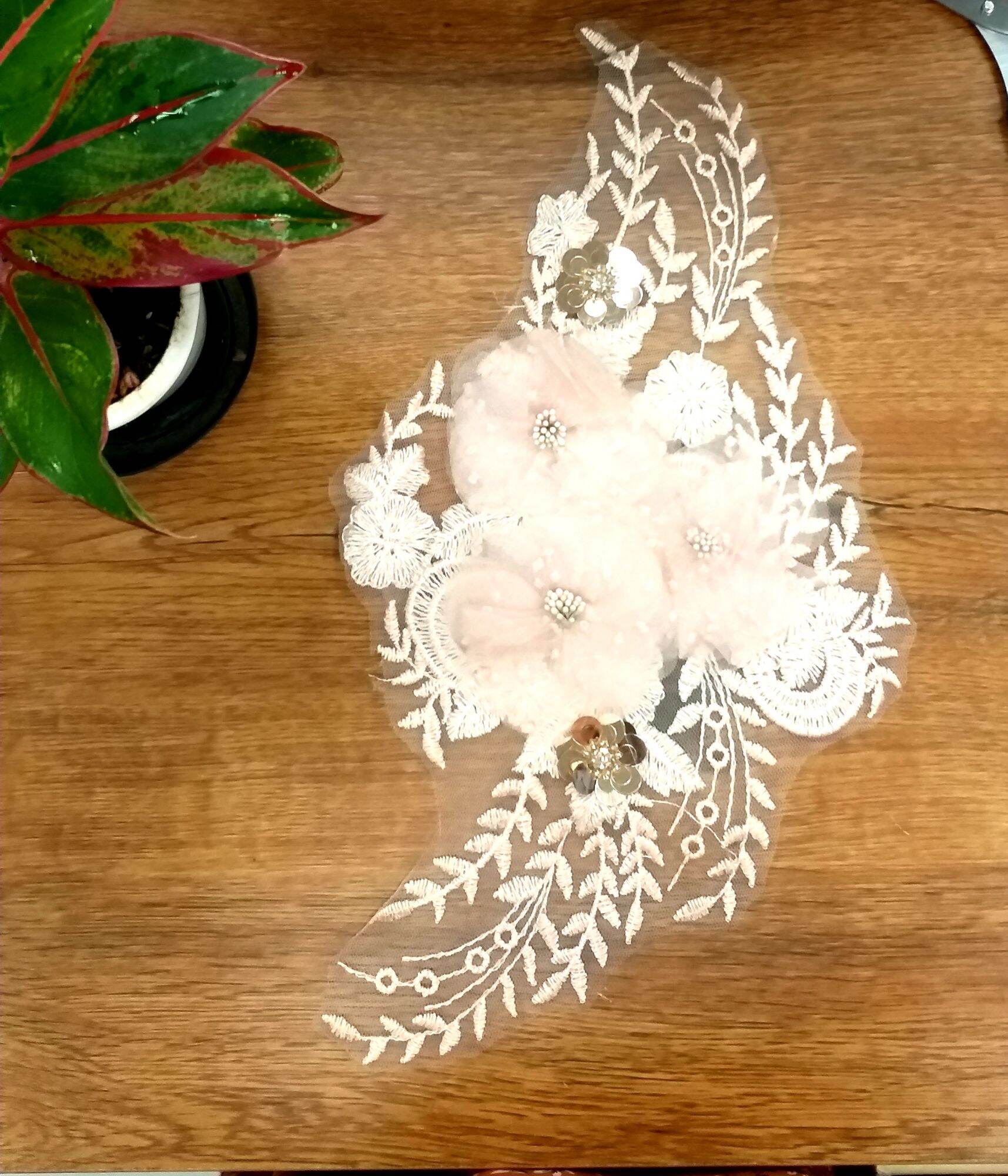 Hoa thêu nổi 3D trang trí may lên áo dài cao cấp . Hoa dài 35cm