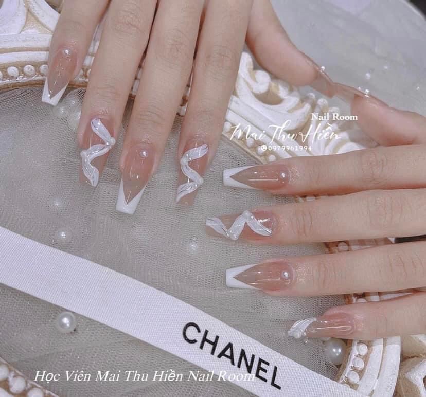 Ombré nails - màu sắc chuyển đổi từ tối đến sáng - còn được gọi là gradient nails là xu hướng mới nhất của năm