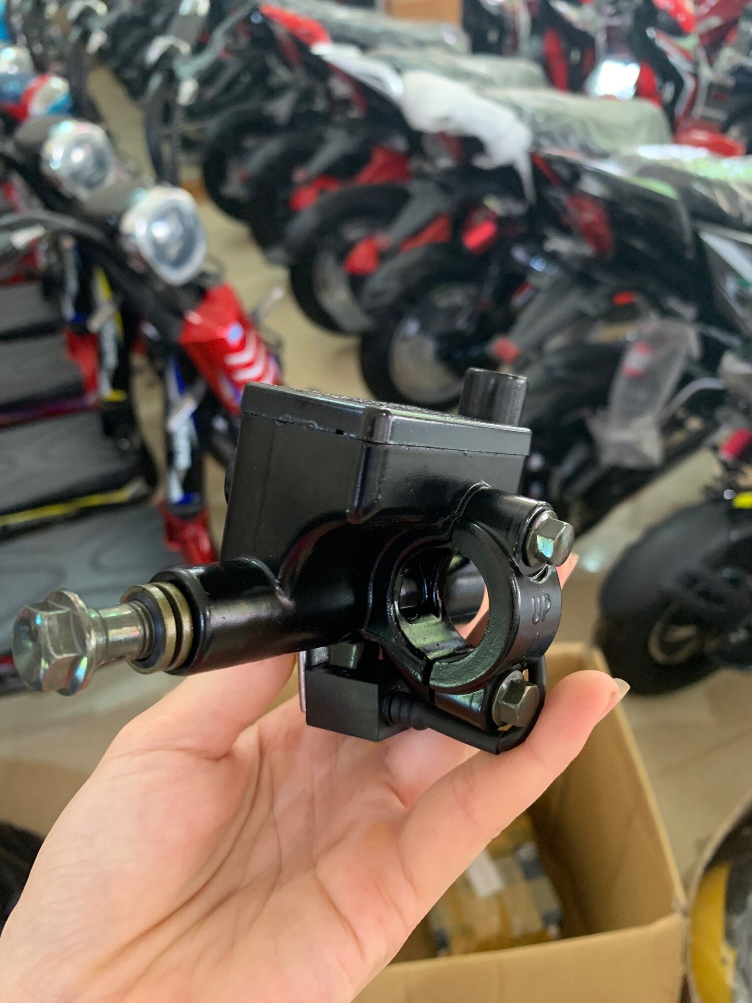 Củ dầu phanh  trên xe điện Vespa