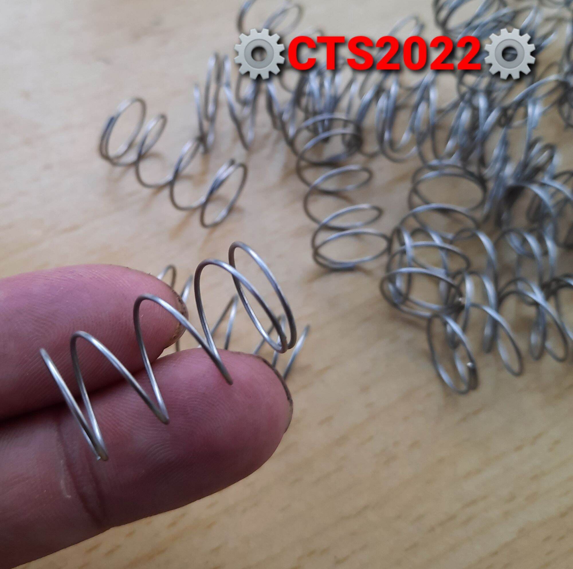 Lò xo nén inox phi 13.5mm sợi 0.6mm dài 24mm
