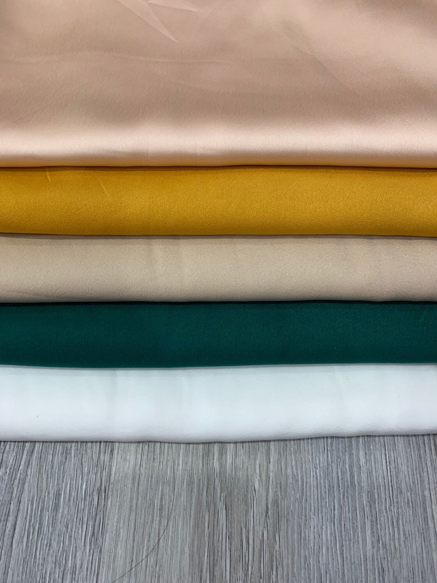 Vải lụa satin mềm rũ giãn nhẹ may không cần lót