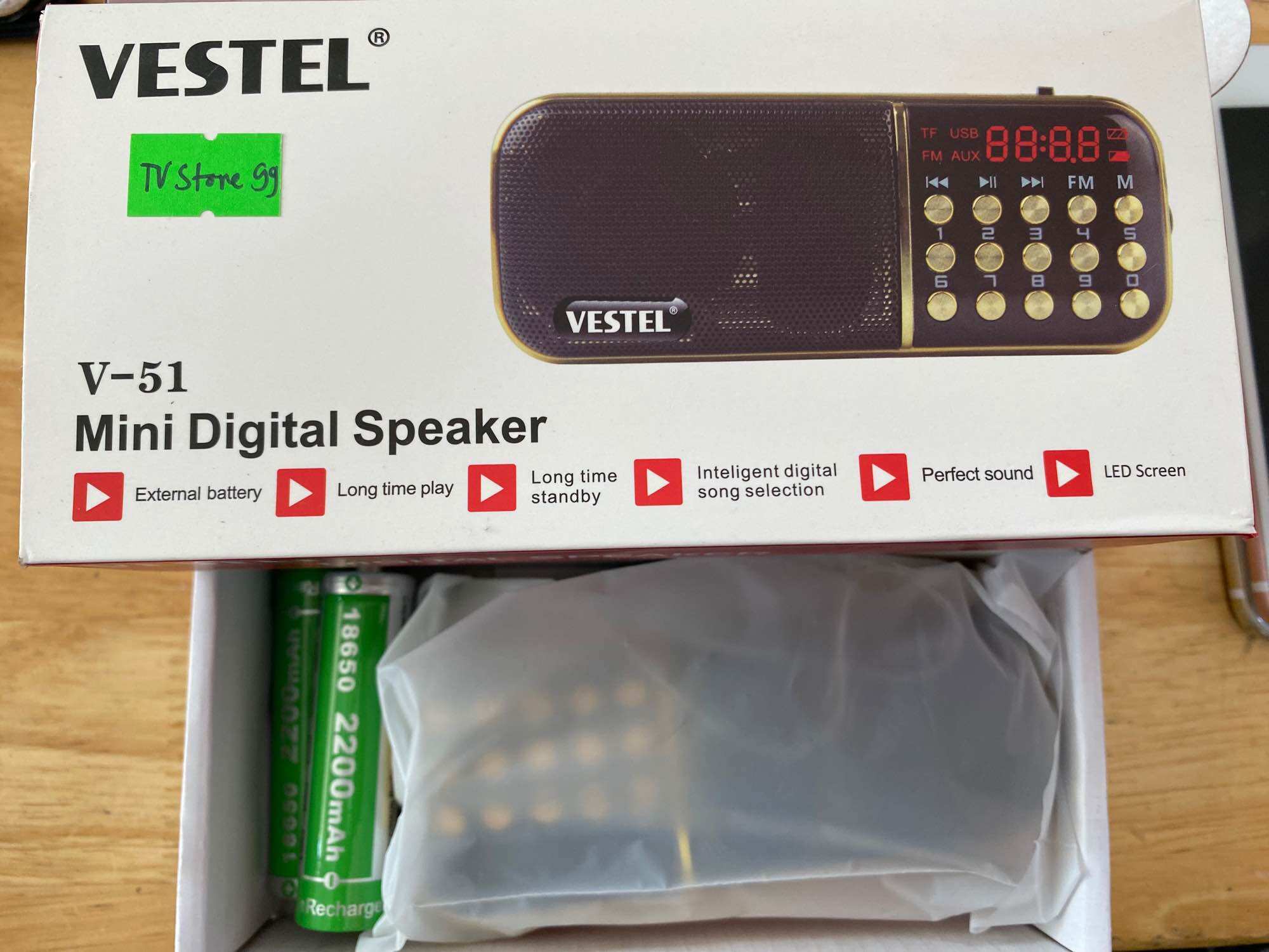 Đài thẻ nhớ SD và FM Vestel V51 (2 pin sạc)