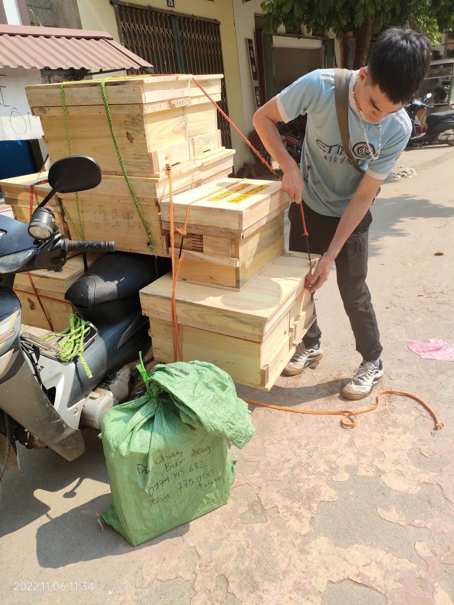 Thùng gỗ thông nuôi ong nội
