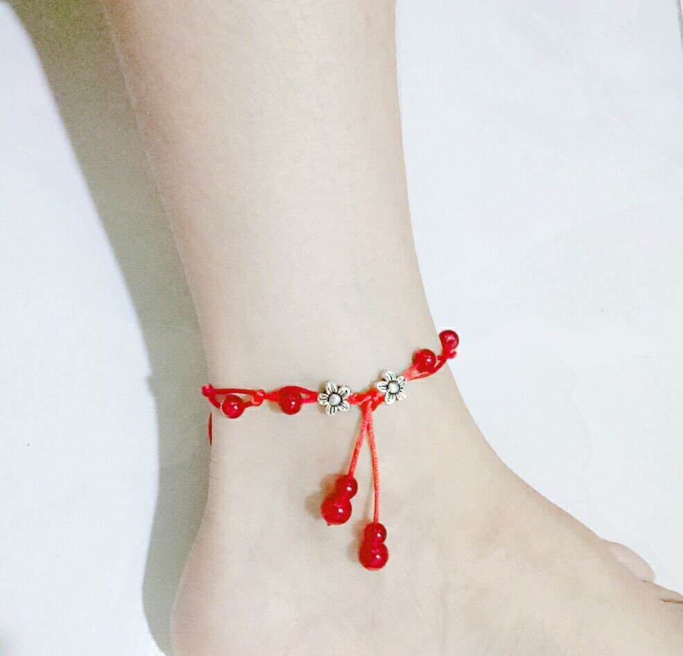 Lắc chân chỉ đỏ may mắn mix hạt đá bọt tuyết đỏ và charm hoa ảnh thật shop tự chụp