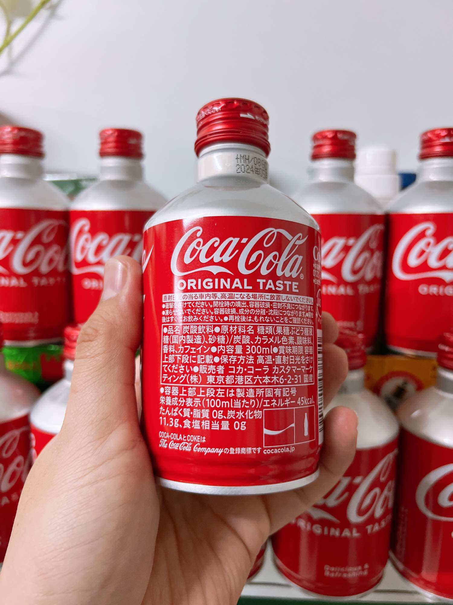 24 chai Coca chai nhôm nắp vặn 300ml Nhật Bản.
