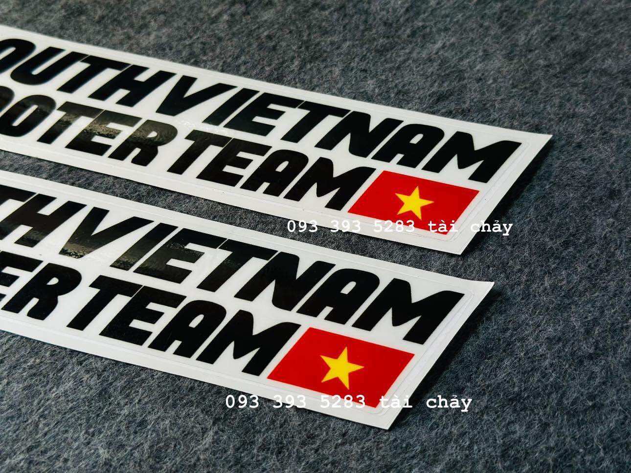 [ 1 MIẾNG ] TEM DECAL DÀI 15CM CHỬ ĐEN TRONG SUỐT ( DÁN CHO XE MÀU SÁNG + TRẮNG ) ( 1 MIẾNG )