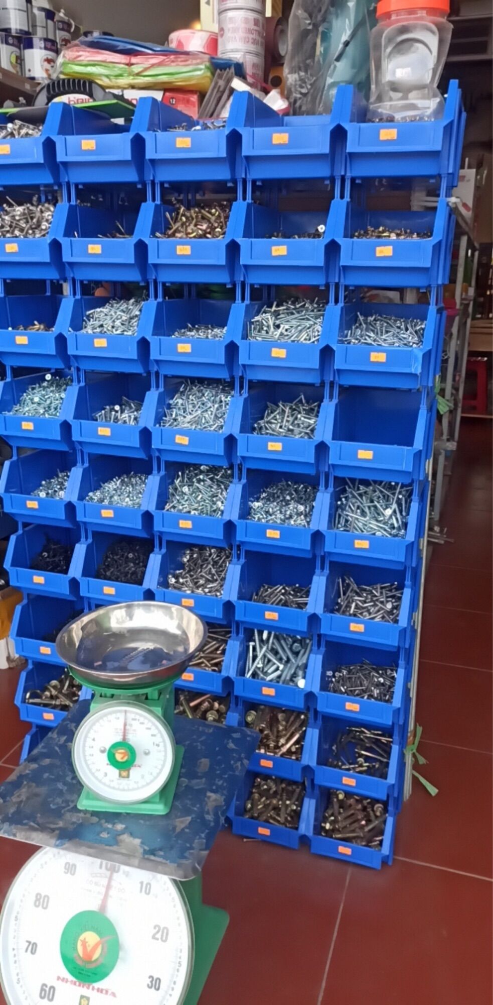 1 Khay nhựa đựng bu lông ốc vít A6 kèm 4 chân khay