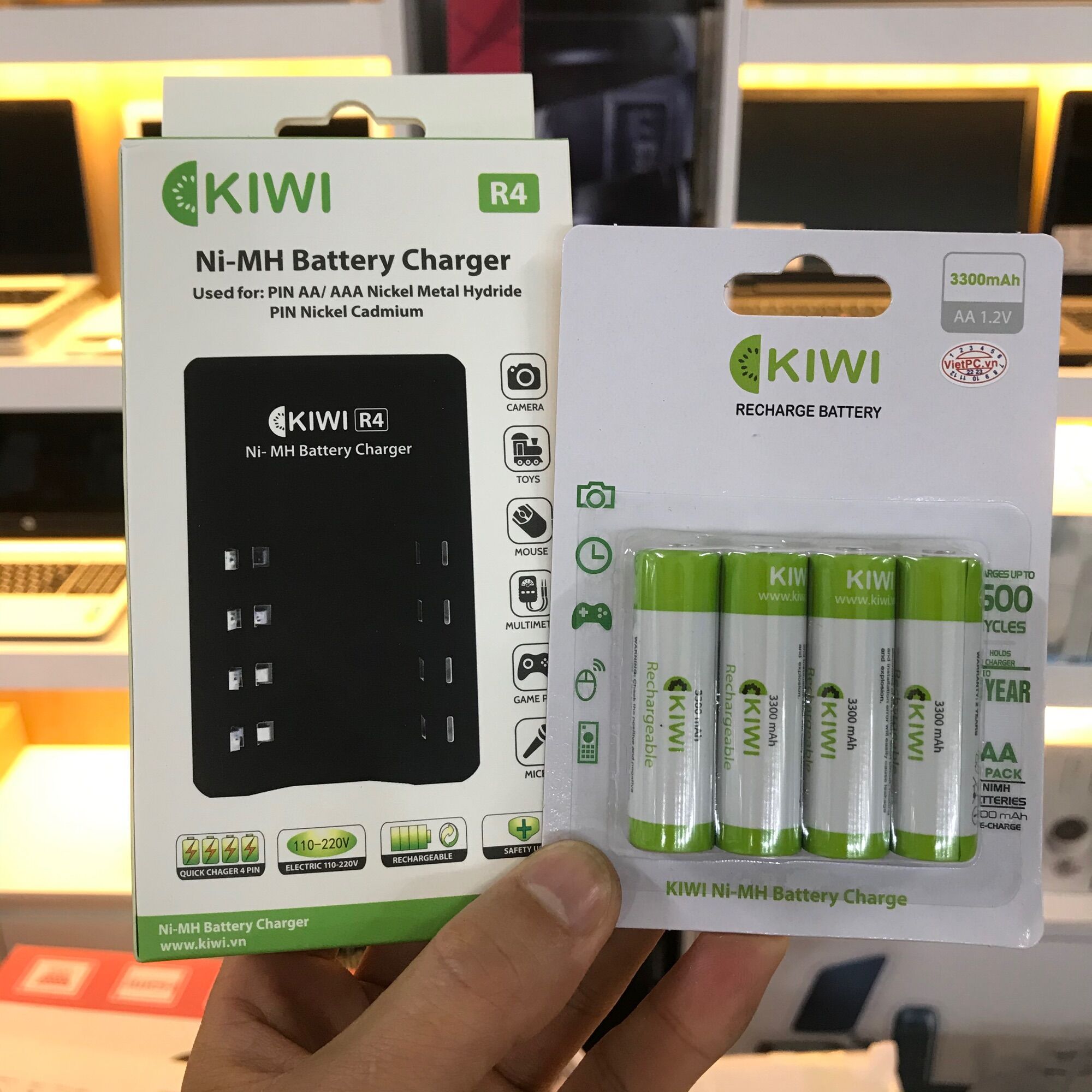 Pin sạc Kiwi 3300mAh vỉ 4 viên và Bộ sạc nhanh Kiwi hàng chính hãng