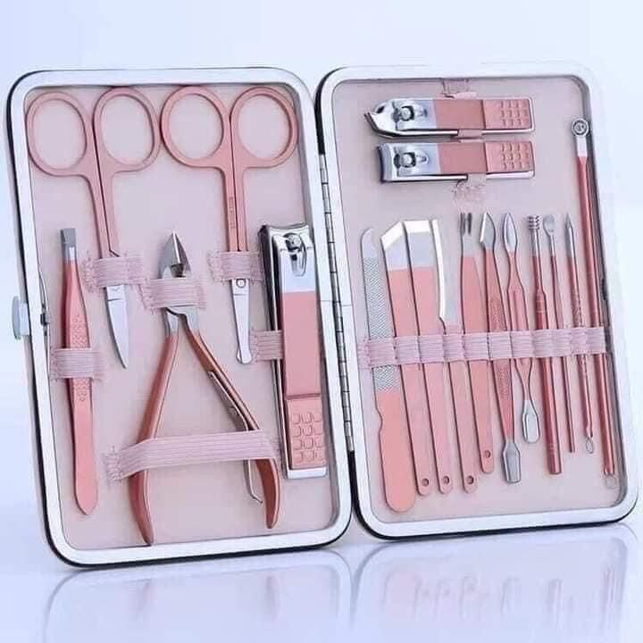 Bộ bấm móng tay 18 món . 3 đồ bấm móng tay lớn + vừa + nhỏ ,kéo cắt lông mũi , kiềm cắt da, cây nặn mụn, cây móc tai, dũa, nhíp, cây lấy khoé...