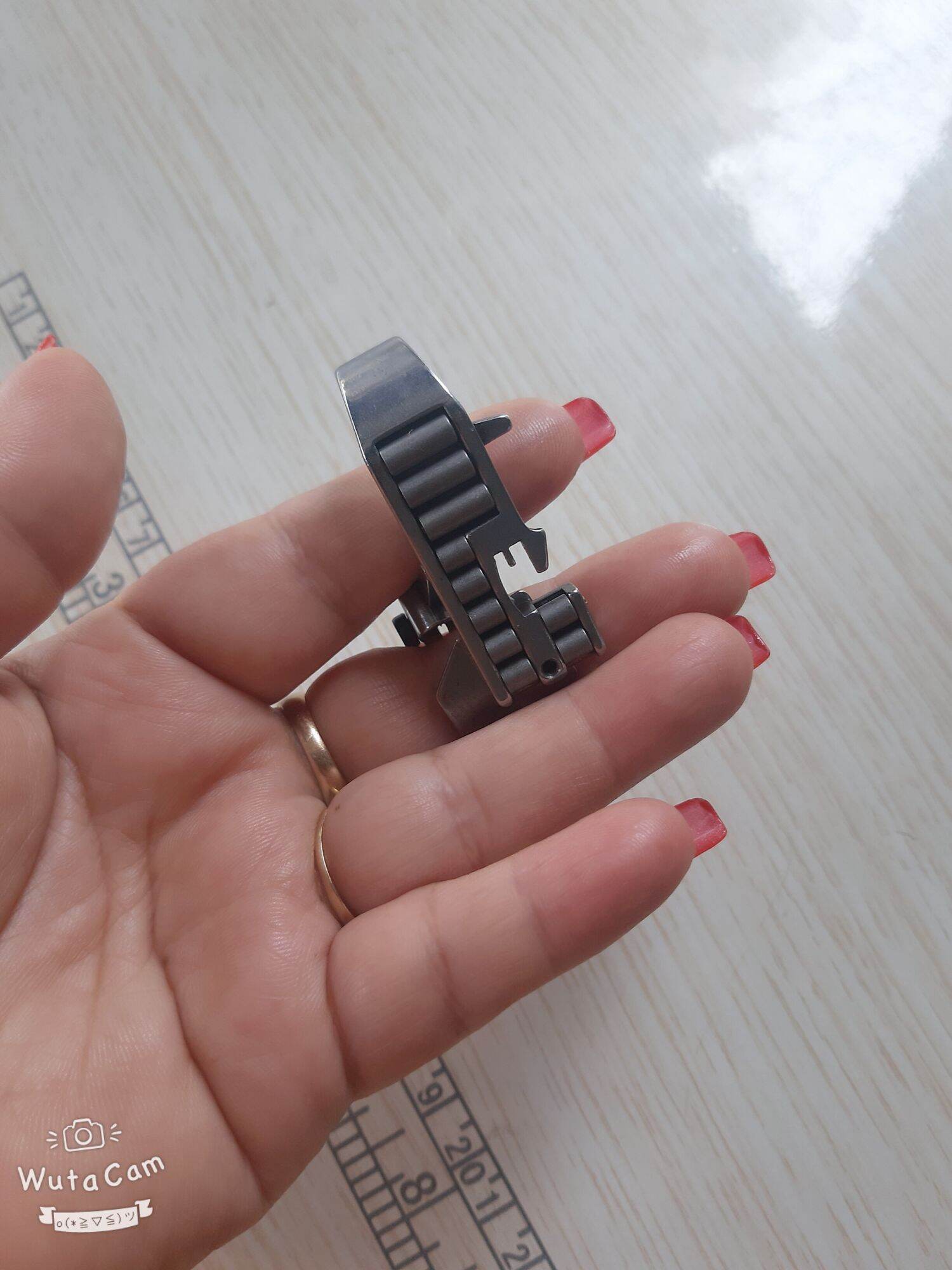 Chân vịt vắt sổ. chống nhăn .chuyên dùng cho những mặt vải khó.
