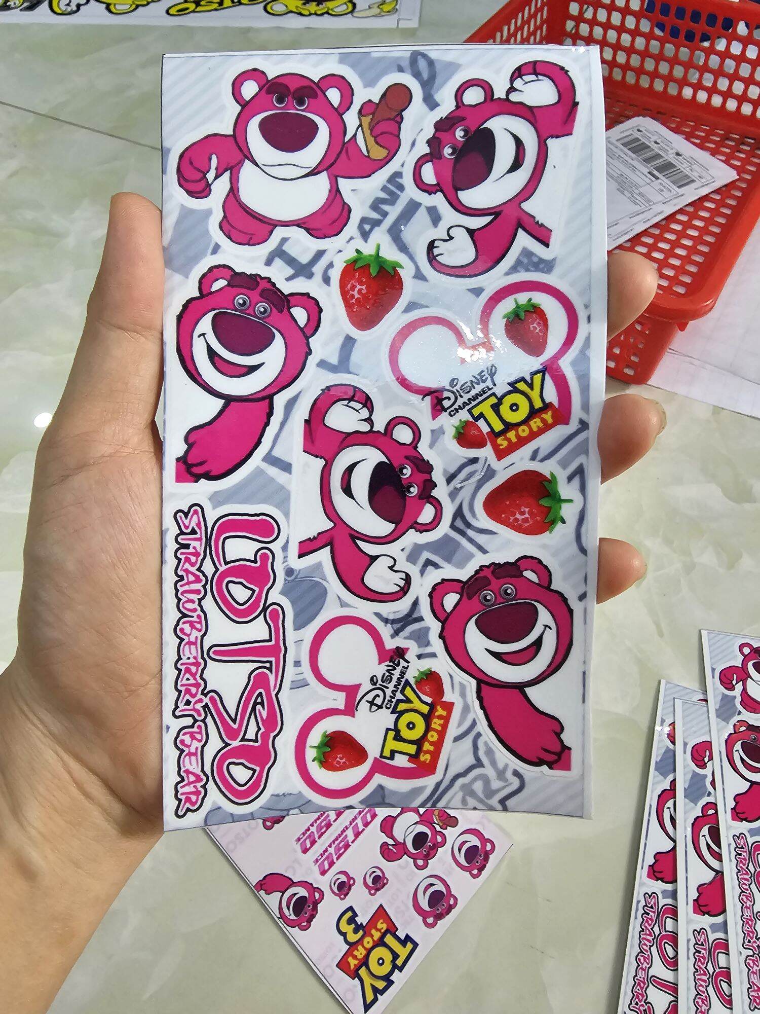 Tem logo gấu dâu lotso mini 9x18cm dán trang trí xe mây