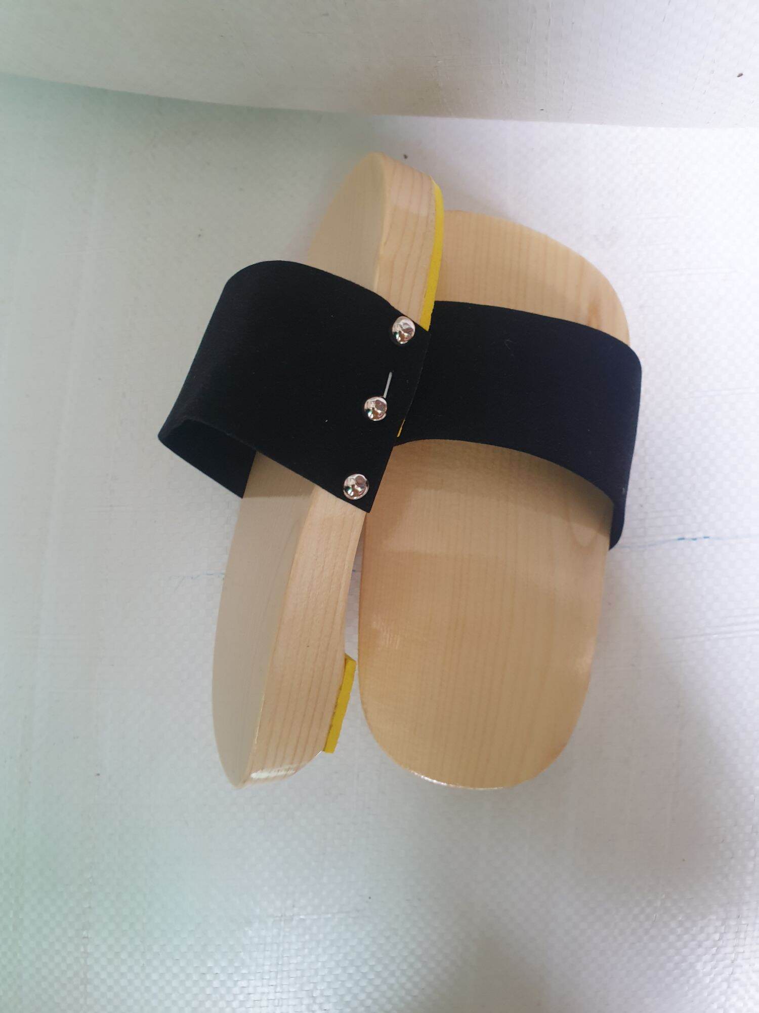 Guốc mộc cho bé