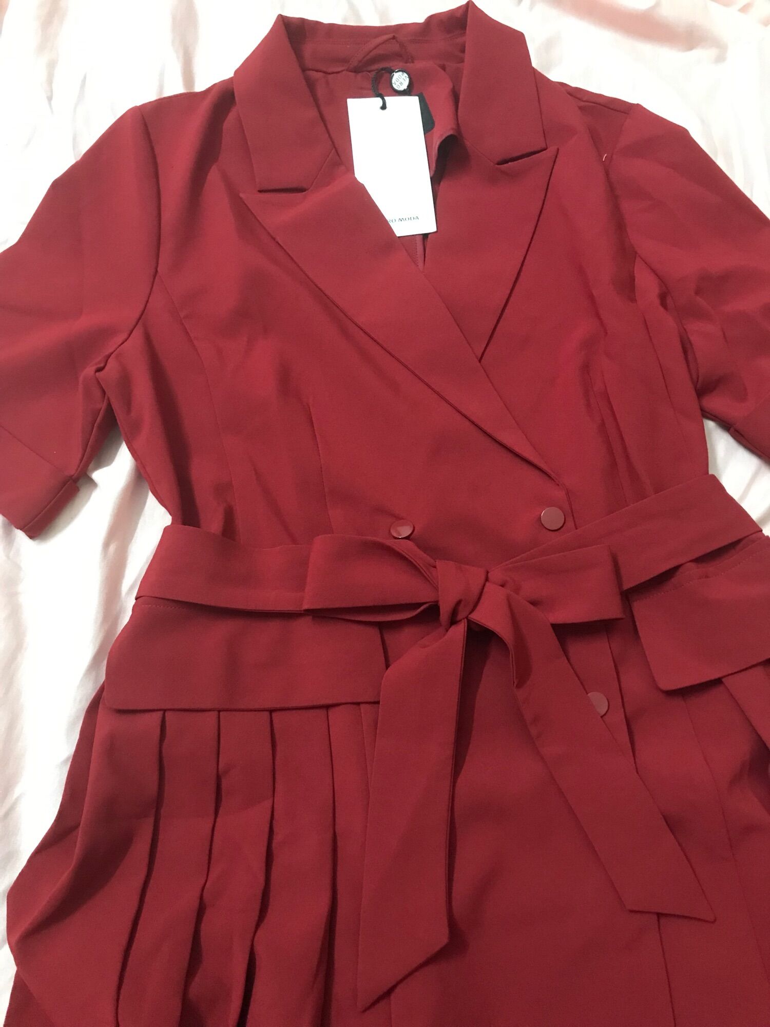 Đầm cổ vest xếp ly cách điệu