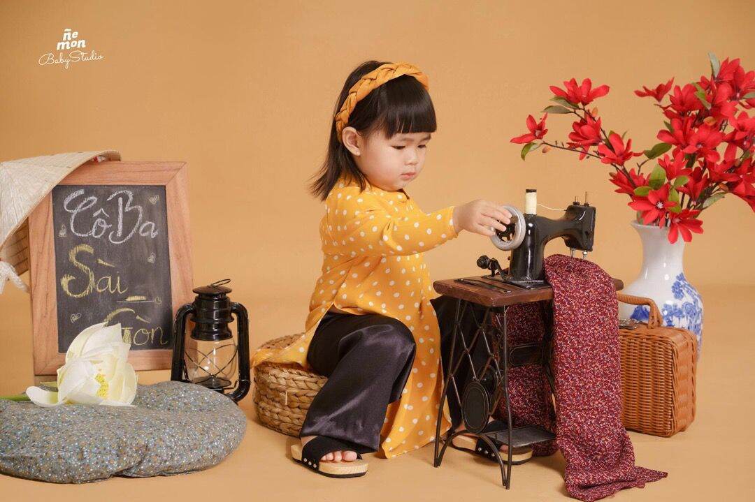 Áo dài chấm bi vàng bé gái