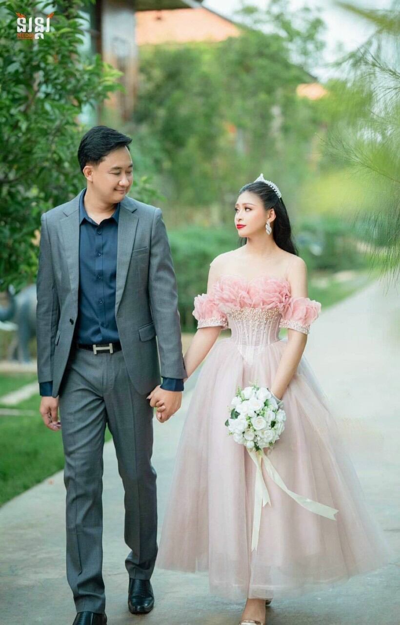 ĐẦM XÒE PHỒNG ĐÍNH HOA TRỄ VAI