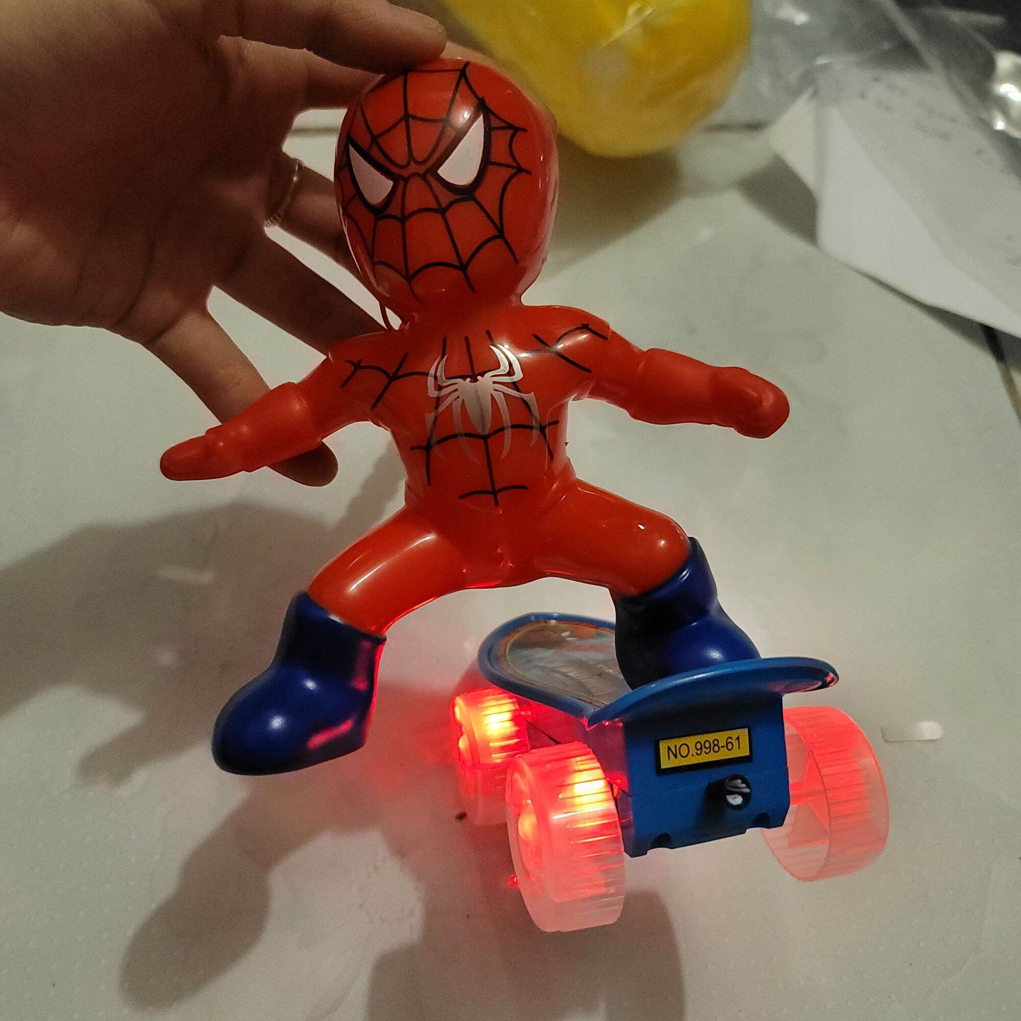 Siêu nhân người nhện spider-man lướt ván có nhạc và đèn (hộp)