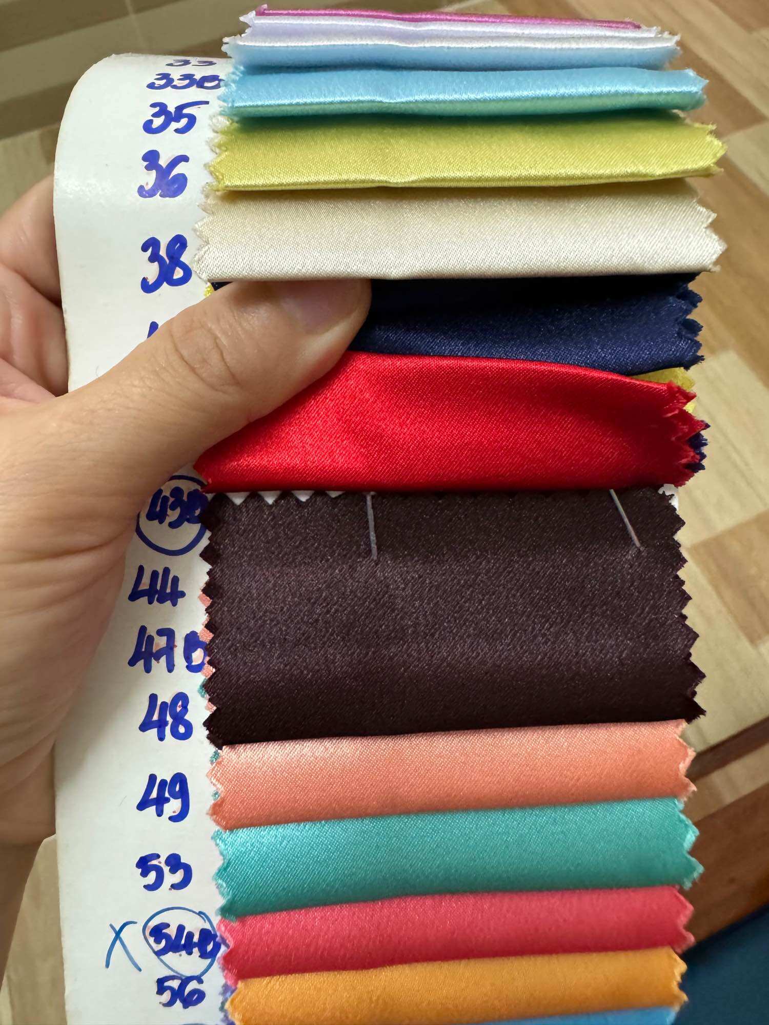 Vải phi thun lụa bóng giãn nhẹ may đầm, chân váy, áo kiểu, áo dài cưới , quần áo dài khổ 1m50
