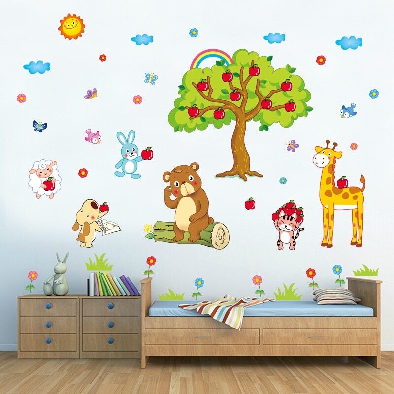 Decal dán tường trăng sao, thú và cây táo.