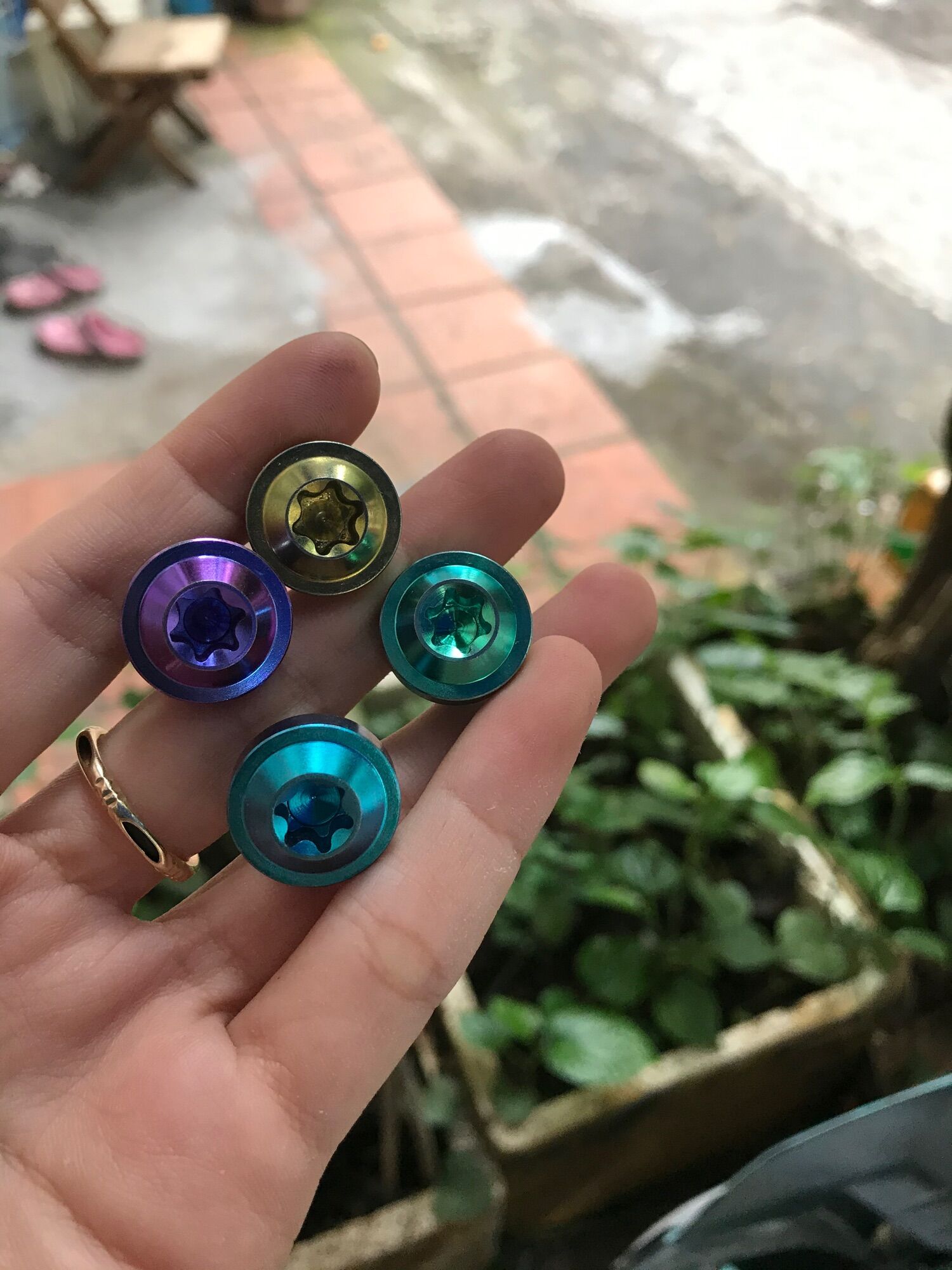 Ốc chân kính GR5 đầu dù