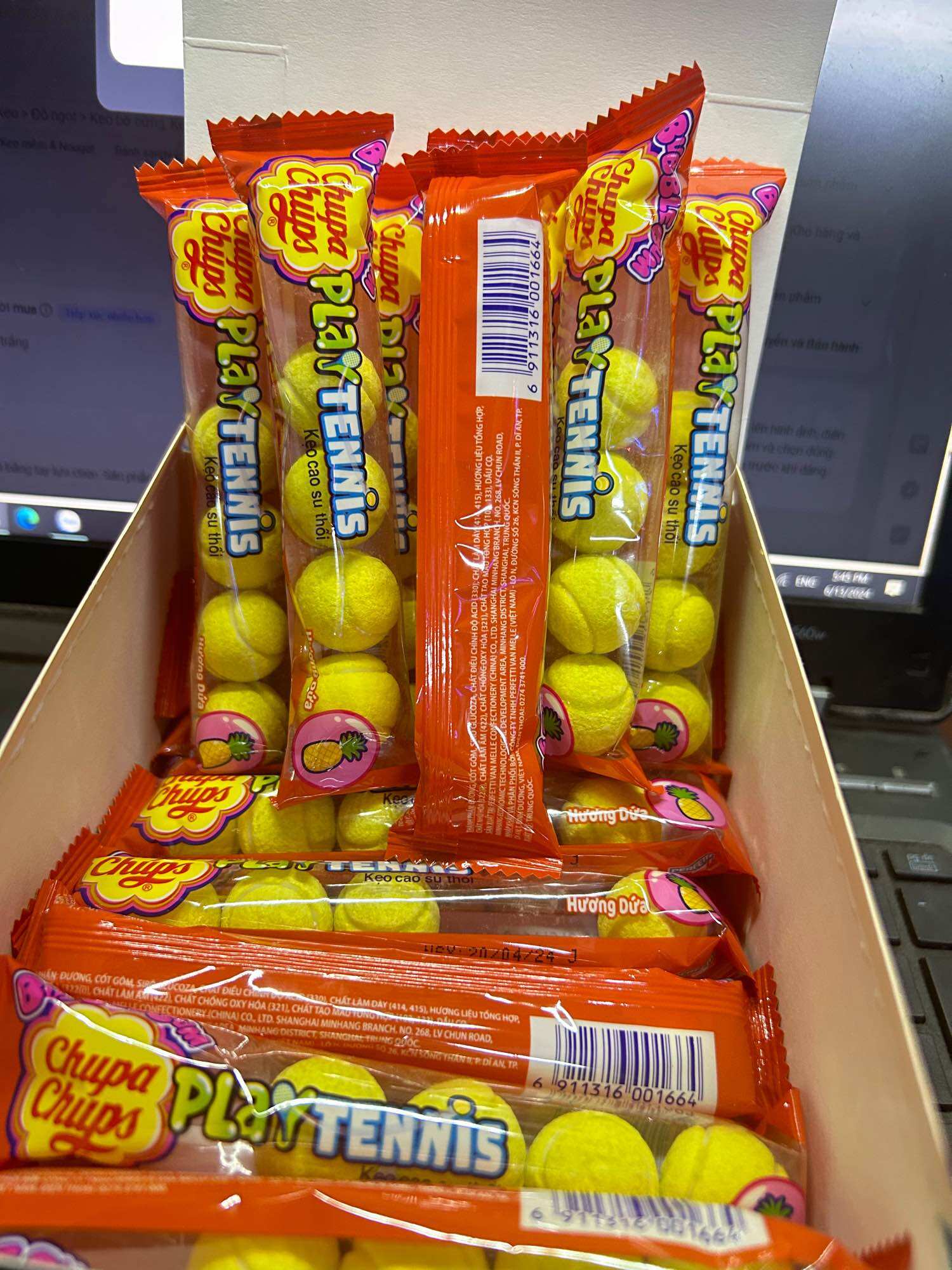 Hộp KẸO GUM CHUPA CHUPS THỔI PLAY TENNIS