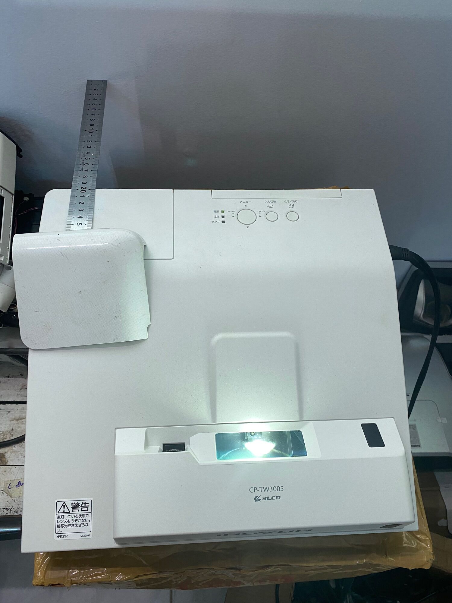 Máy chiếu siêu gần Hitachi CP-Tw3005 Nhật