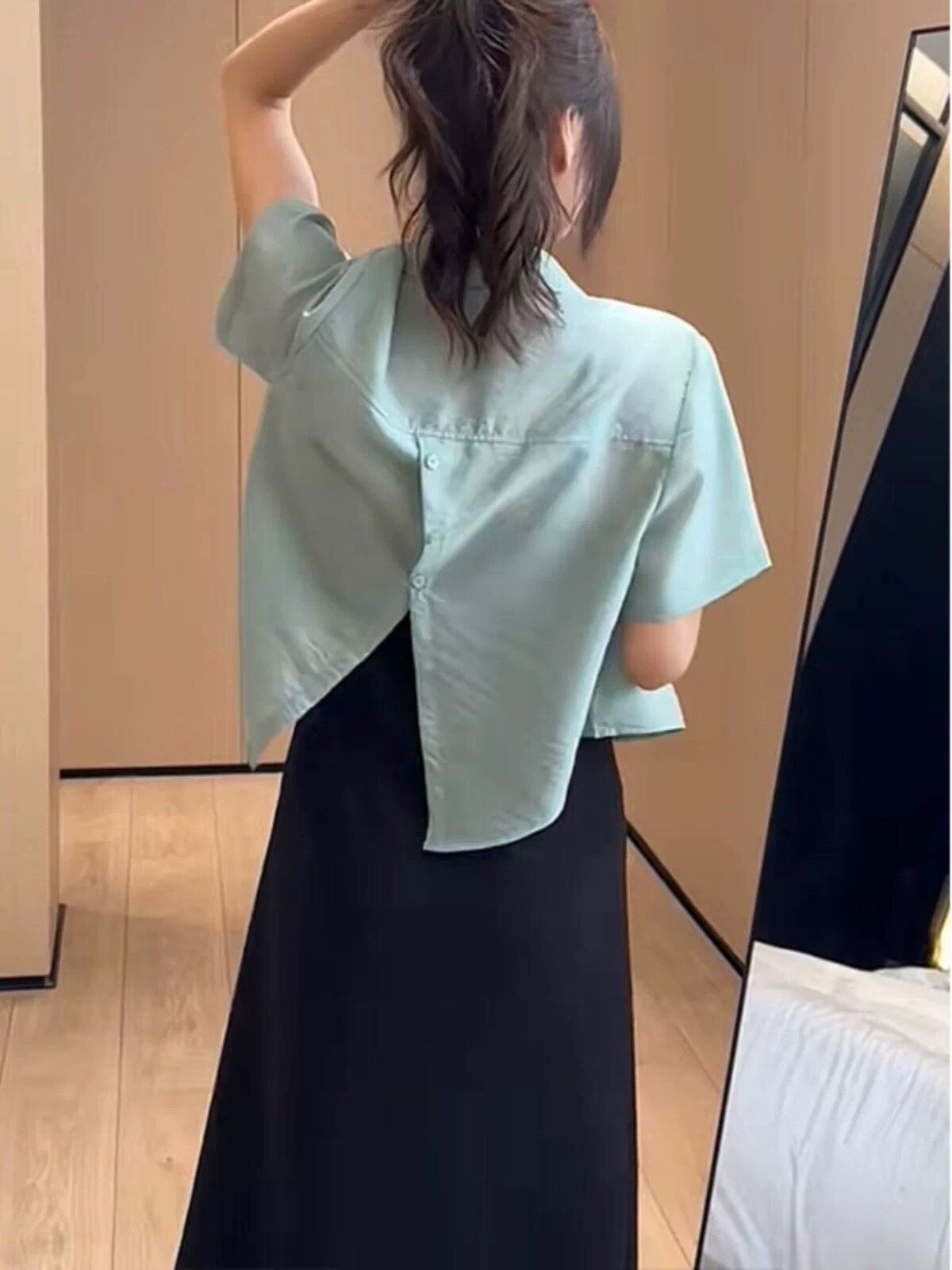 Áo Sơ Mi Lụa Tím Ngắn Mùa Hè Cho Nữ Tay Ngắn Thiết Kế Hở Lưng Kiểu Pháp Áo Lụa Băng Chống Tia UV Cổ 