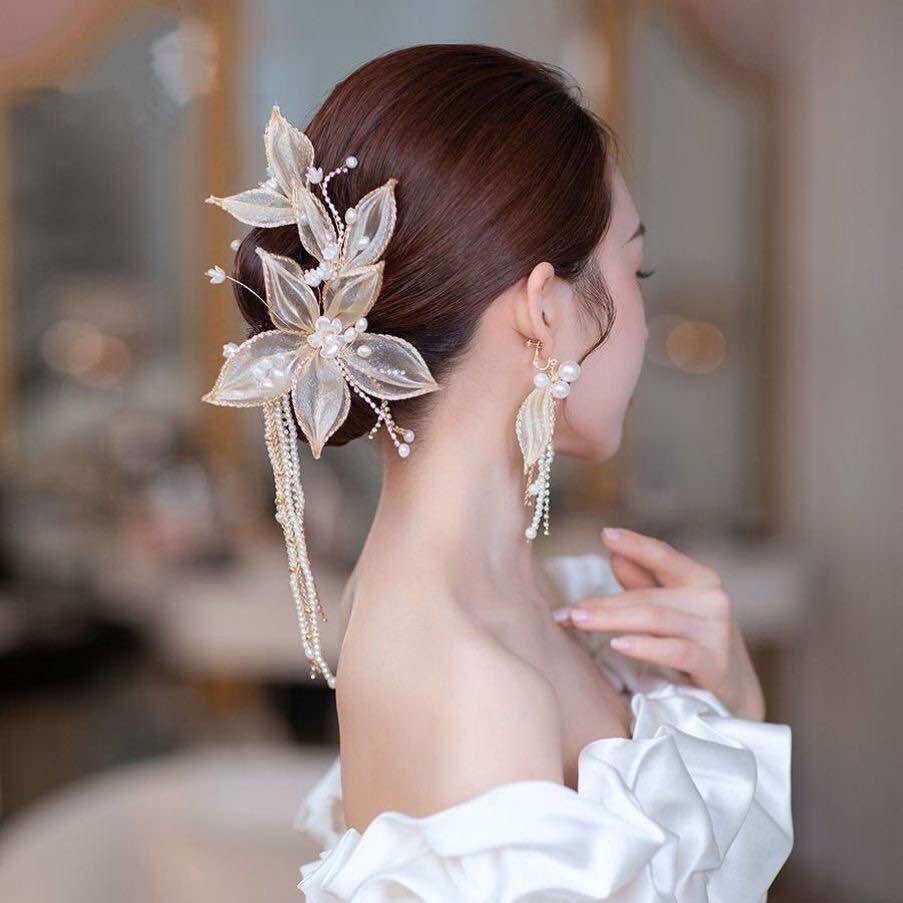 Kẹp tóc hoa phối ngọc xinh xắn make up dự tiệc