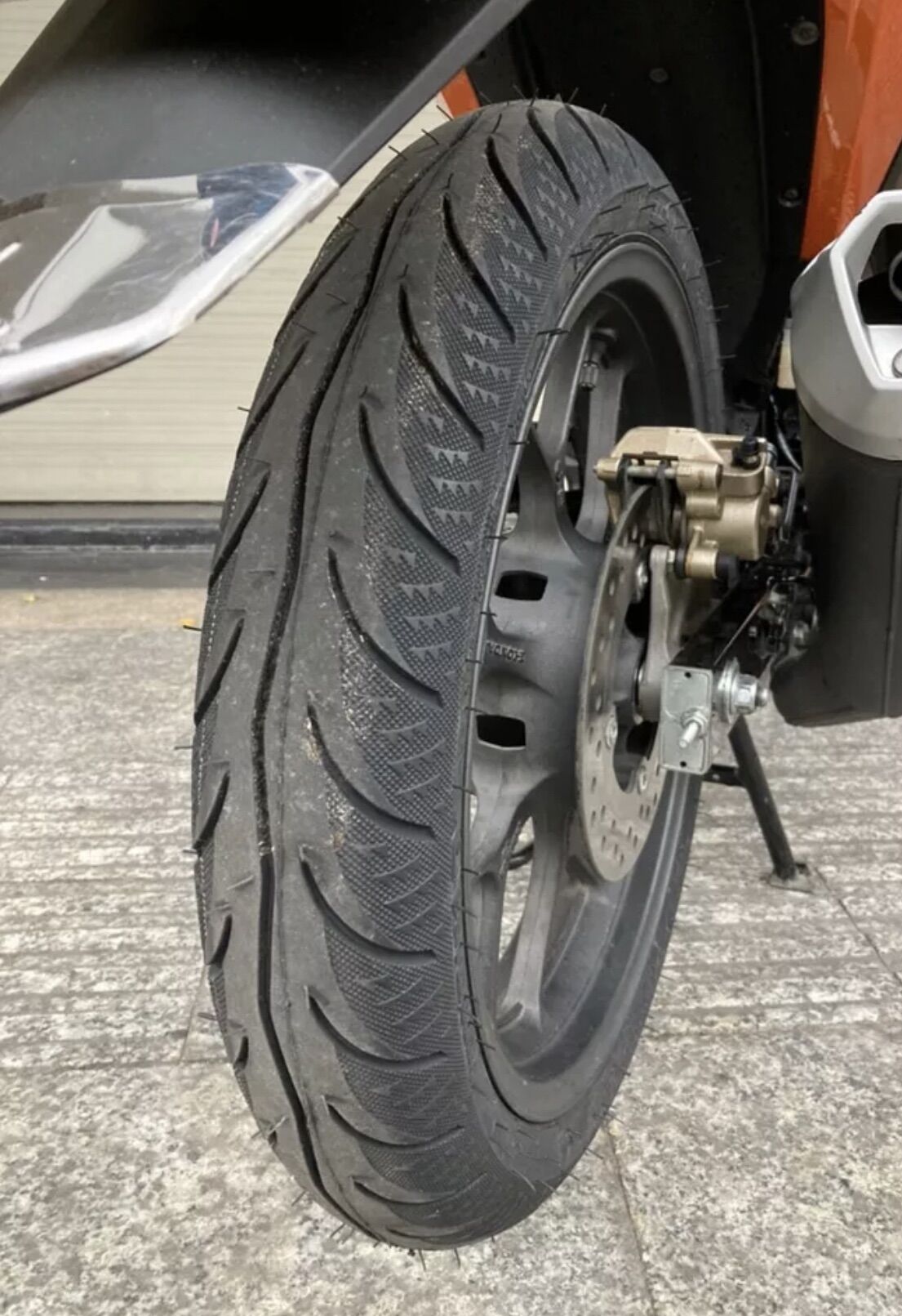 Vỏ( lốp) 110/70-17 8PR( 8 bố) Euromina Dragon ( Đạt tiêu chuẩn E4 Châu Âu)