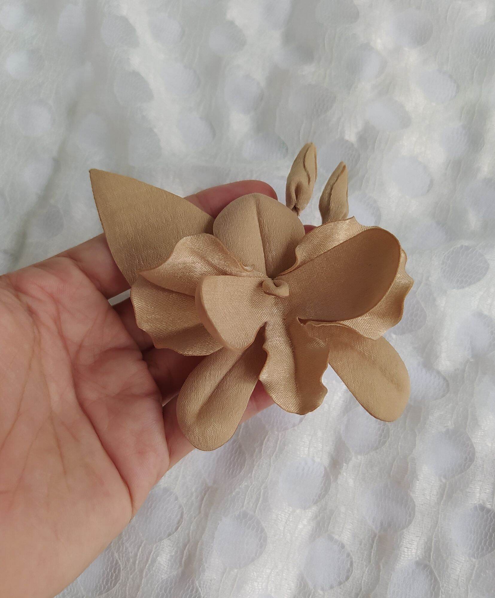 Hoa lan cài áo handmade Canto màu be