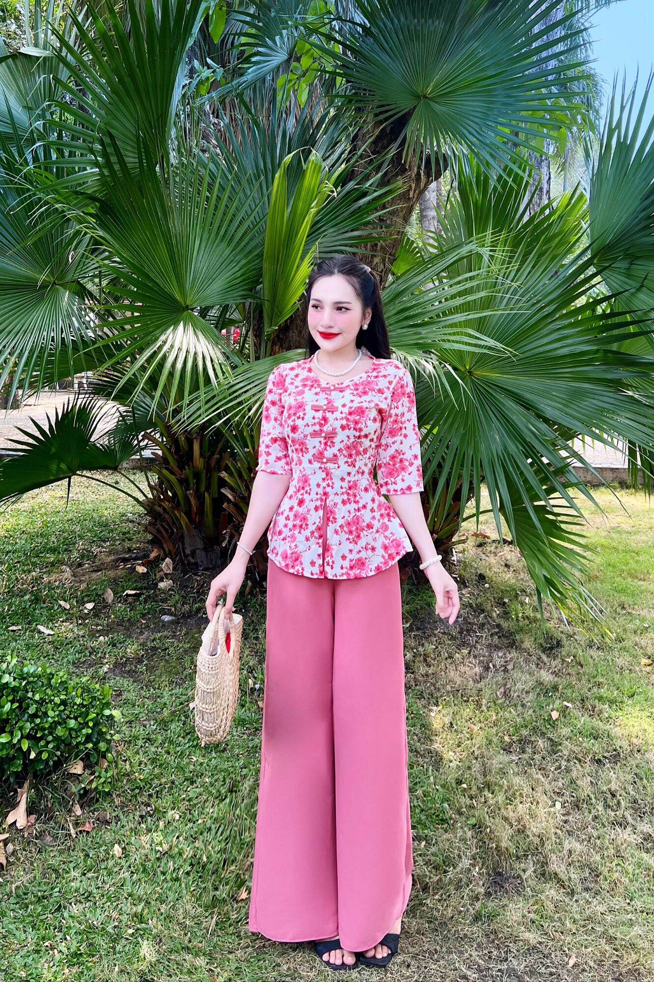 Bộ bà ba cổ tim tay lỡ nút vải